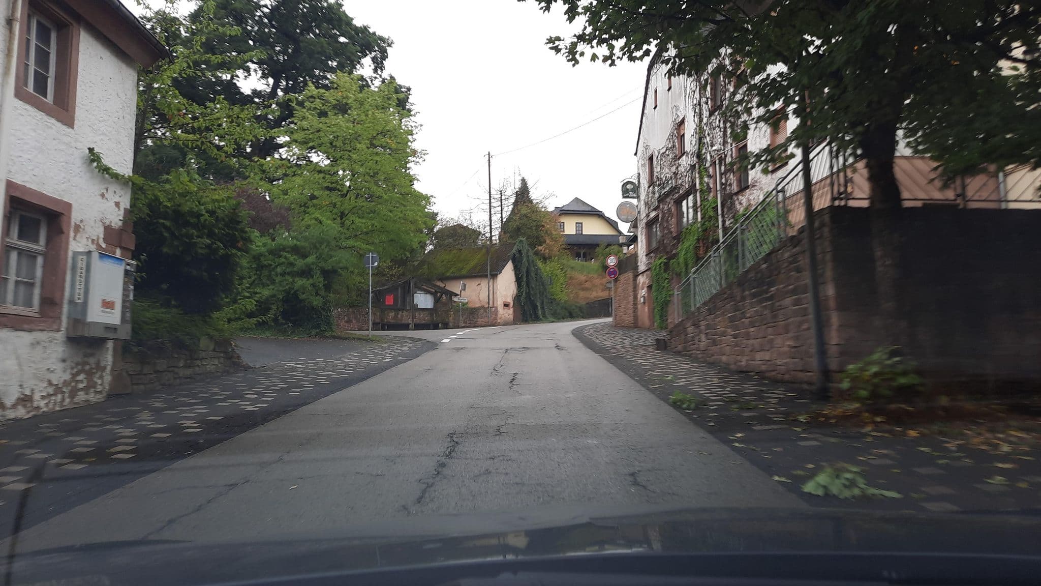 Street view near Brauhaus Zils, Föhren — © Lowiekse (CC BY-SA · Mapillary)