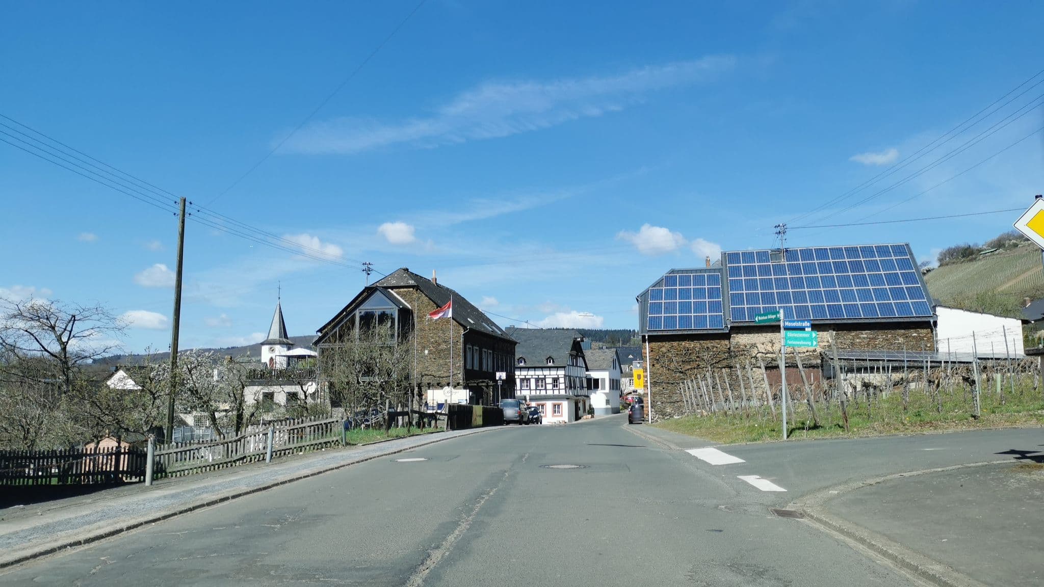 Street view near Ferienpension am Honigberg, Maring-Noviand — © ma_rt_in (CC BY-SA · Mapillary)