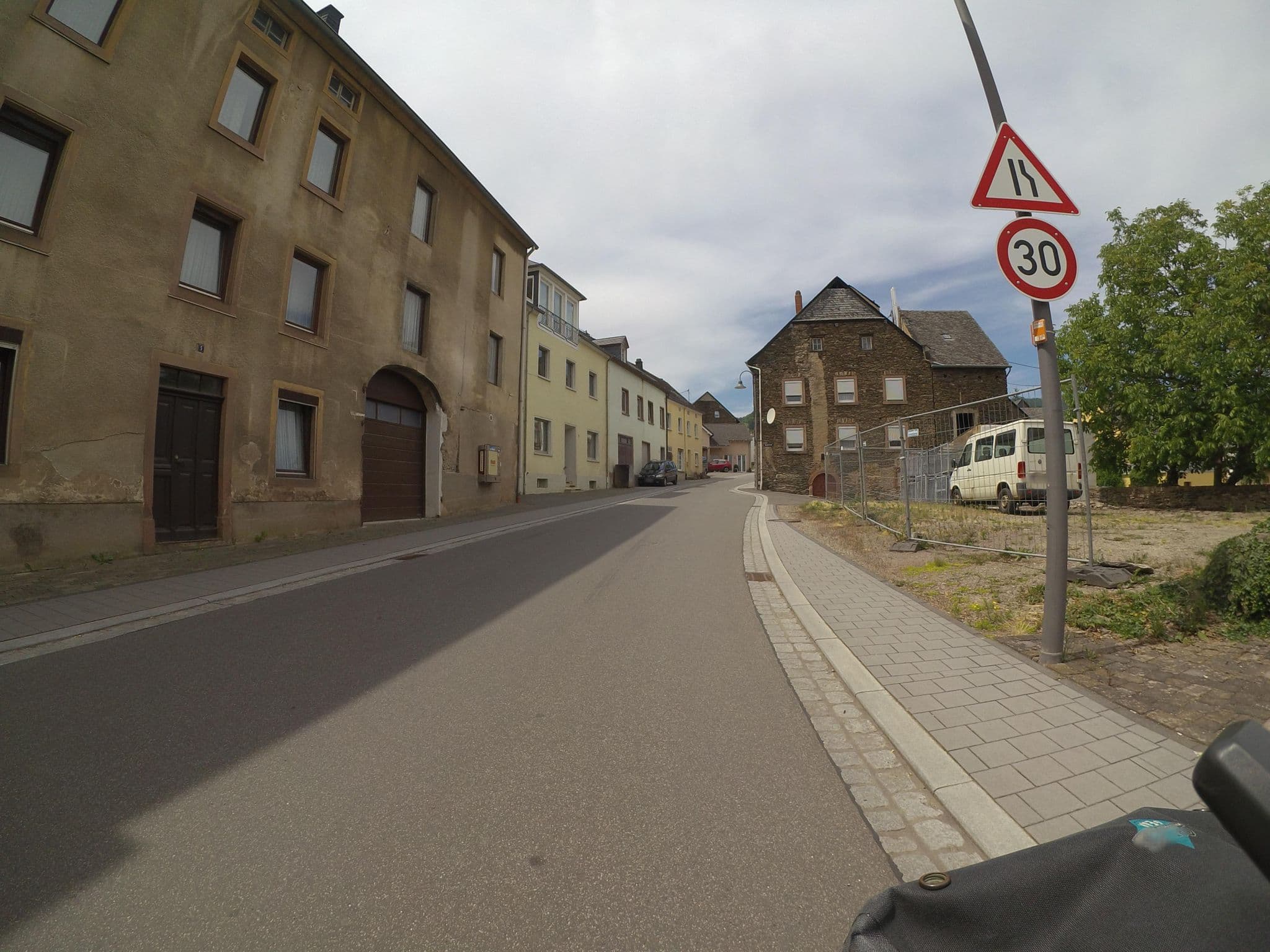 Street view near Könnemann Sigrid und Günter Hotel Zum Hofberg Gasthaus, Neumagen-Dhron — © marczoutendijk (CC BY-SA · Mapillary)