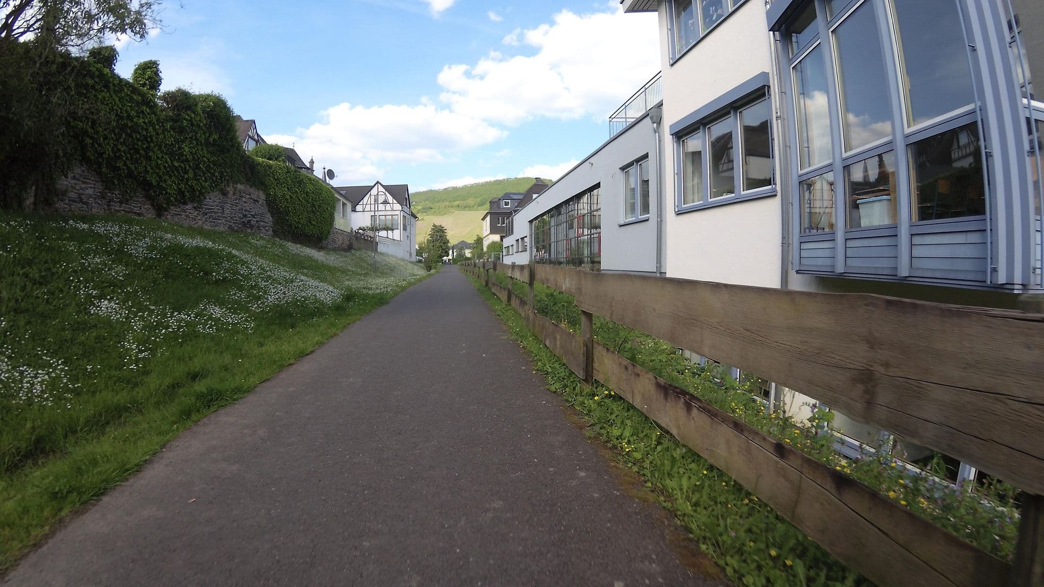 Street view near Bernkasteler Moselapartments, Bernkastel-Kues — © teddy73 (CC BY-SA · Mapillary)