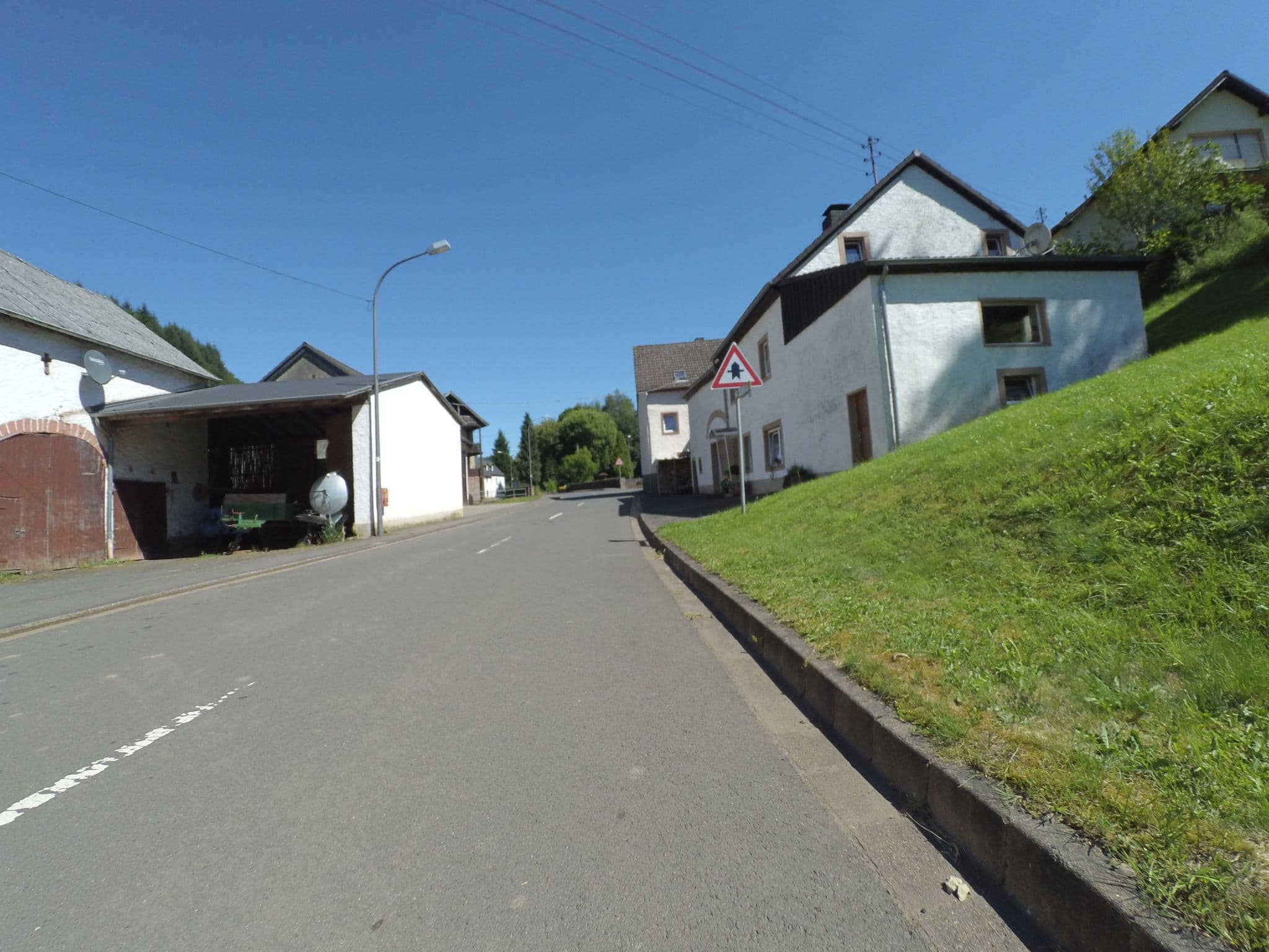Street view near Haus Huschens, Birresborn — © peewee32 (CC BY-SA · Mapillary)