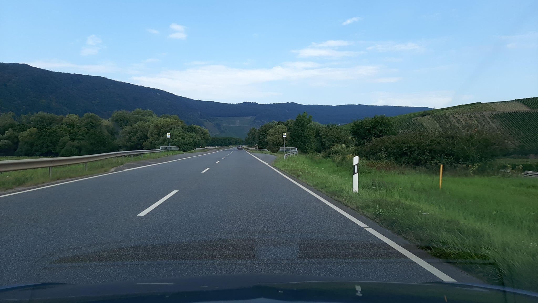 Street view near Gutshotel Reichsgraf von Kesselstatt, Neumagen-Dhron — © Lowiekse (CC BY-SA · Mapillary)