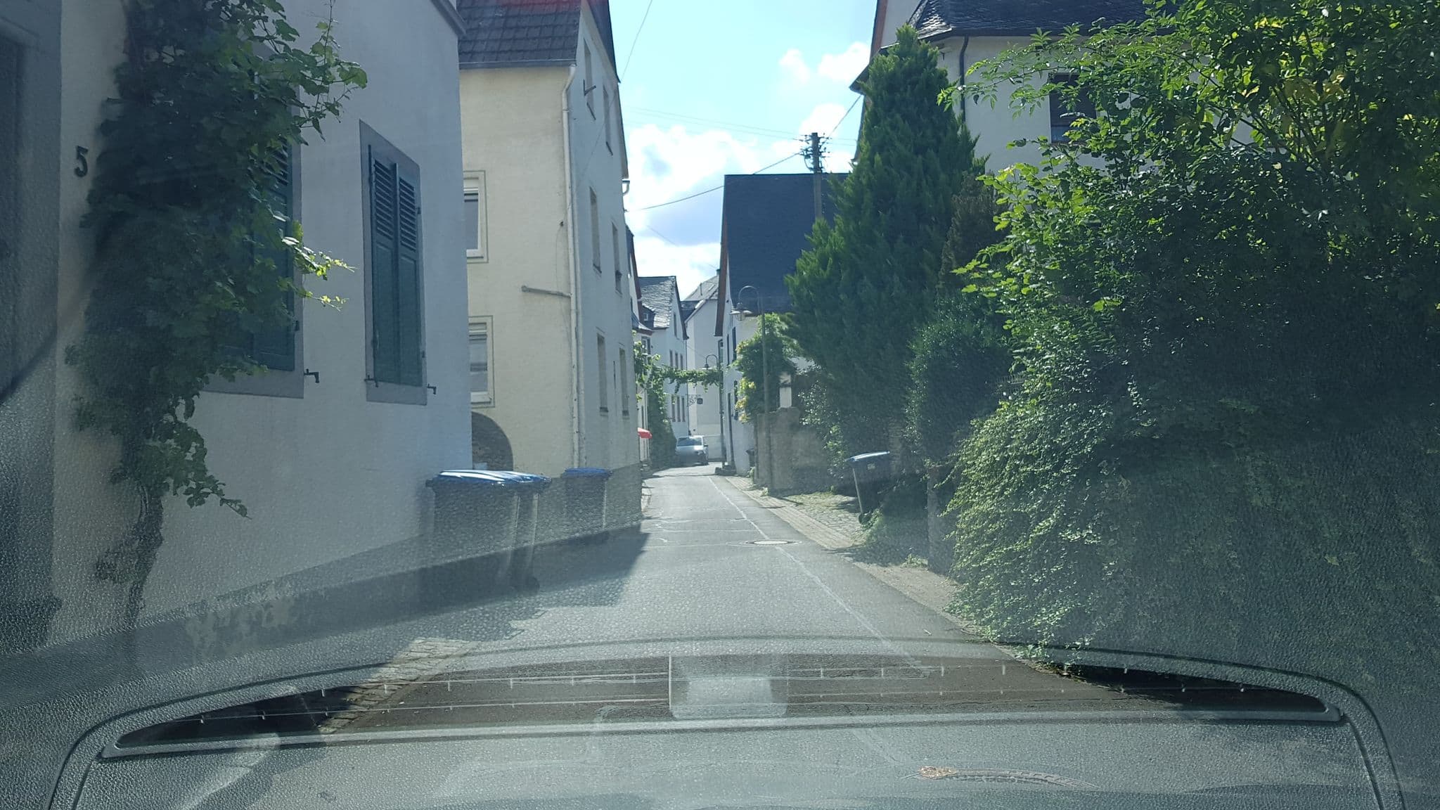 Street view near Weingut Richard Arens, Ediger-Eller — © Lowiekse (CC BY-SA · Mapillary)