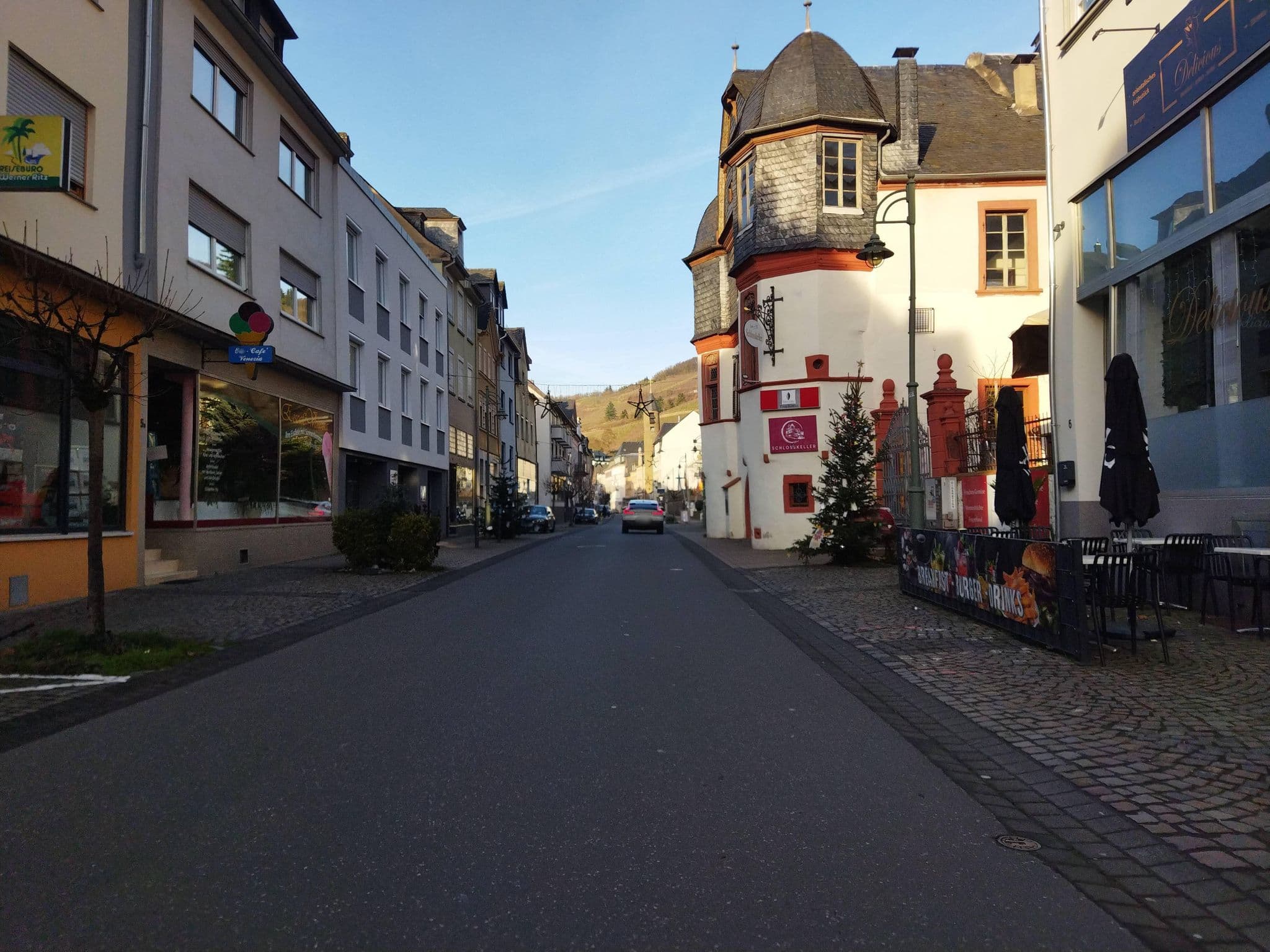Street view near Schloß Zell Hotel und Weinvertrieb GmbH, Briedel — © changchun1 (CC BY-SA · Mapillary)