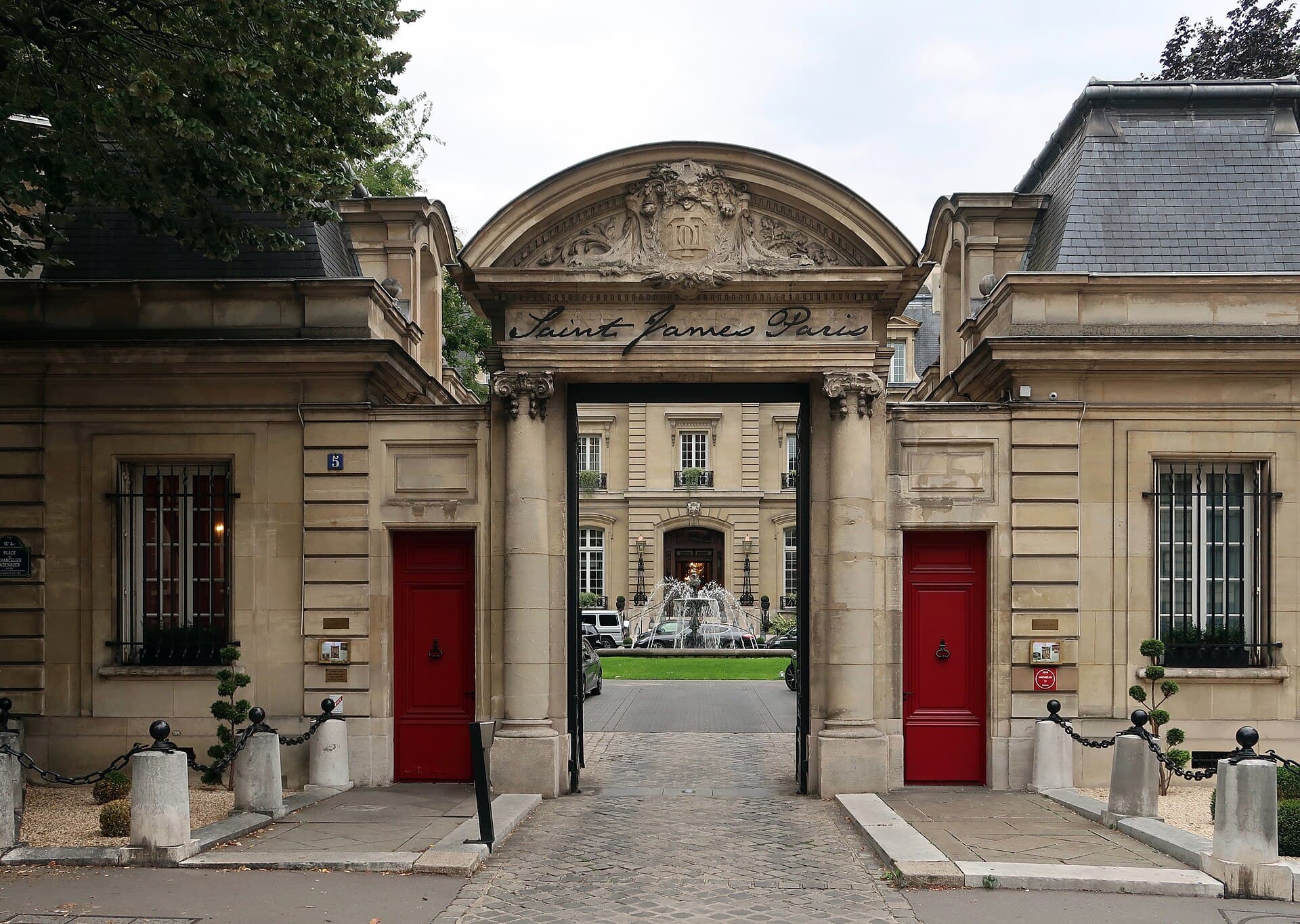 Saint-James (via Wikimedia Commons, CC BY-SA 4.0)