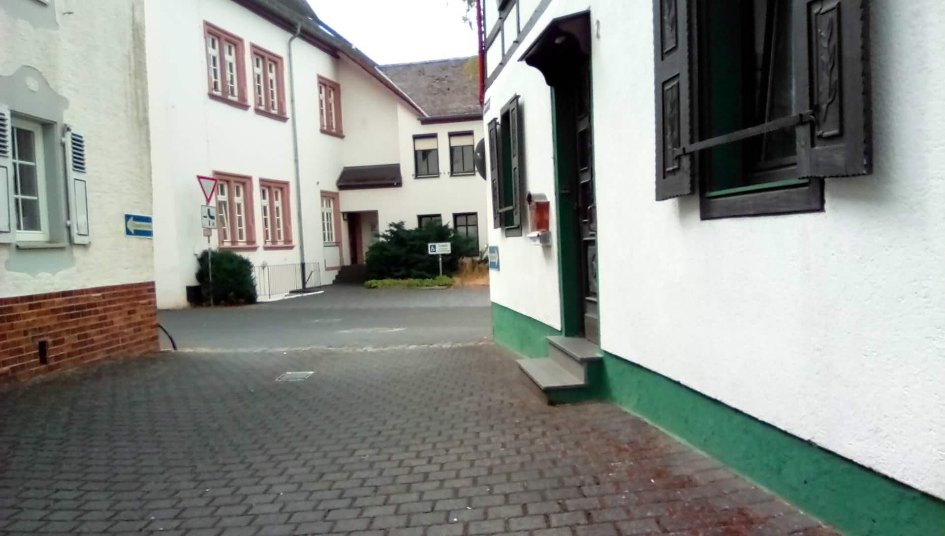 Street view near Um die Ecke, Manderscheid — © mprins (CC BY-SA · Mapillary)