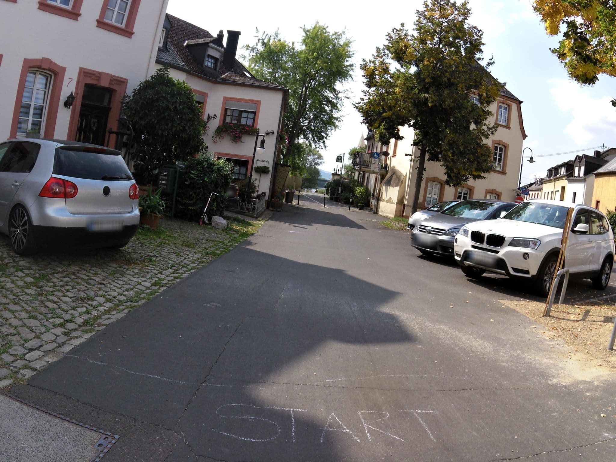 Street view near Lehmgefühl, Design Vier, La Petite Maison, Kenn — © marczoutendijk (CC BY-SA · Mapillary)
