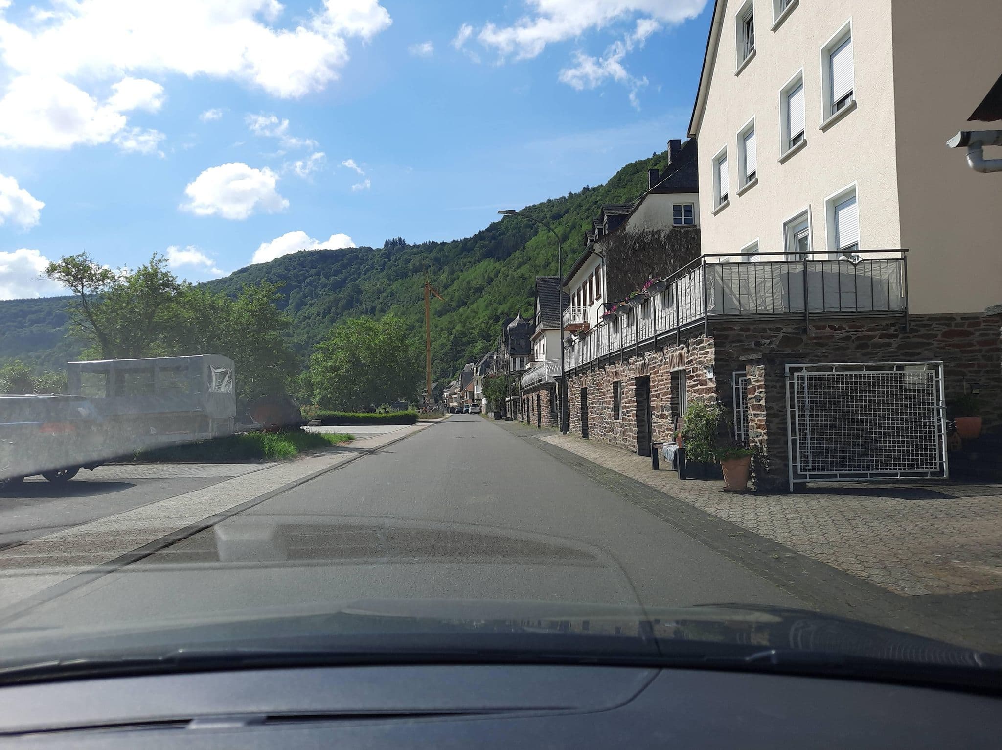 Street view near Ferienwohnung Mosel im Weingut, Briedel — © Lowiekse (CC BY-SA · Mapillary)