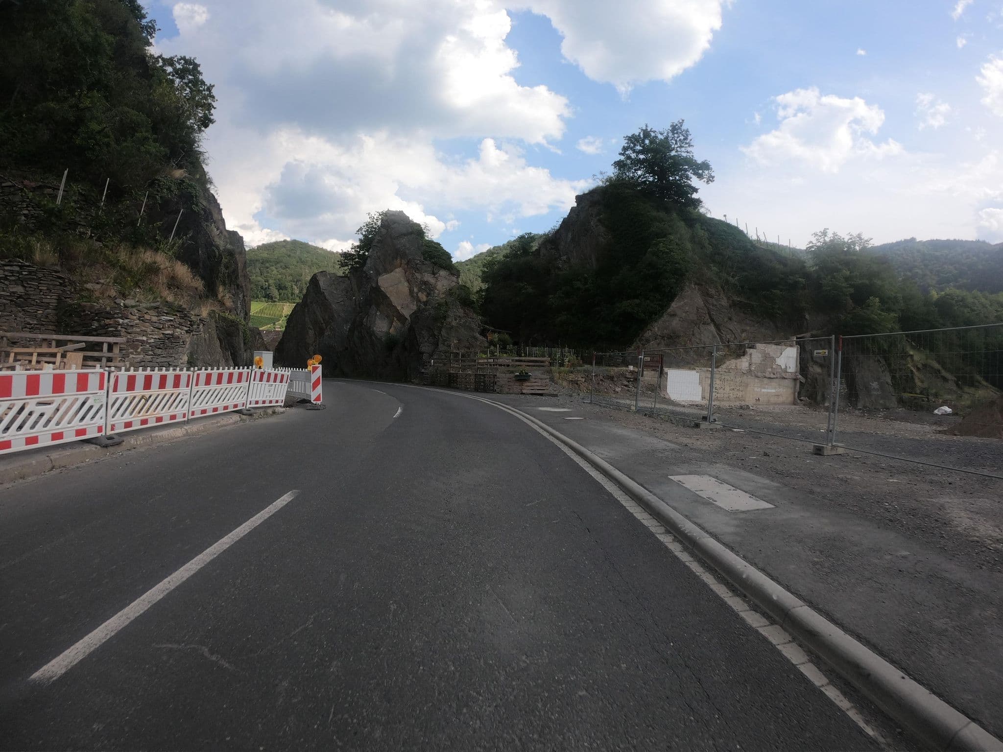 Street view near Hotel Jägerstübchen, Altenahr — © joostjakob (CC BY-SA · Mapillary)