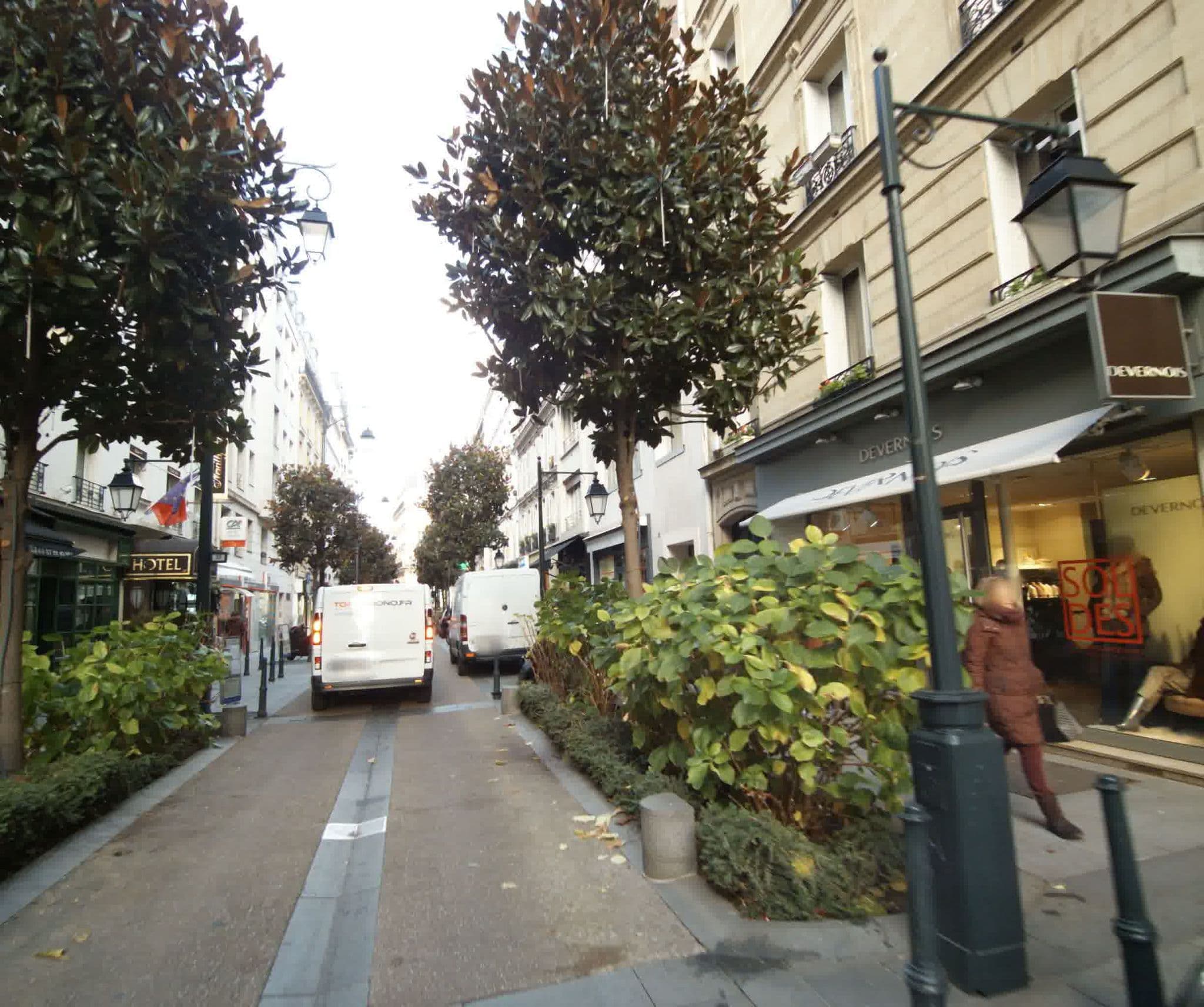 Street view near Neuilly Park Hotel, Neuilly-sur-Seine — © sogefi (CC BY-SA · Mapillary)