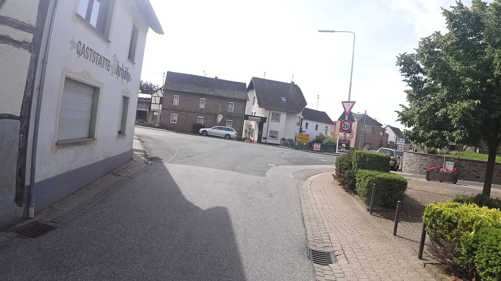 Street view near Pension Ahrhöhe, Dernau — © michellefritz (CC BY-SA · Mapillary)