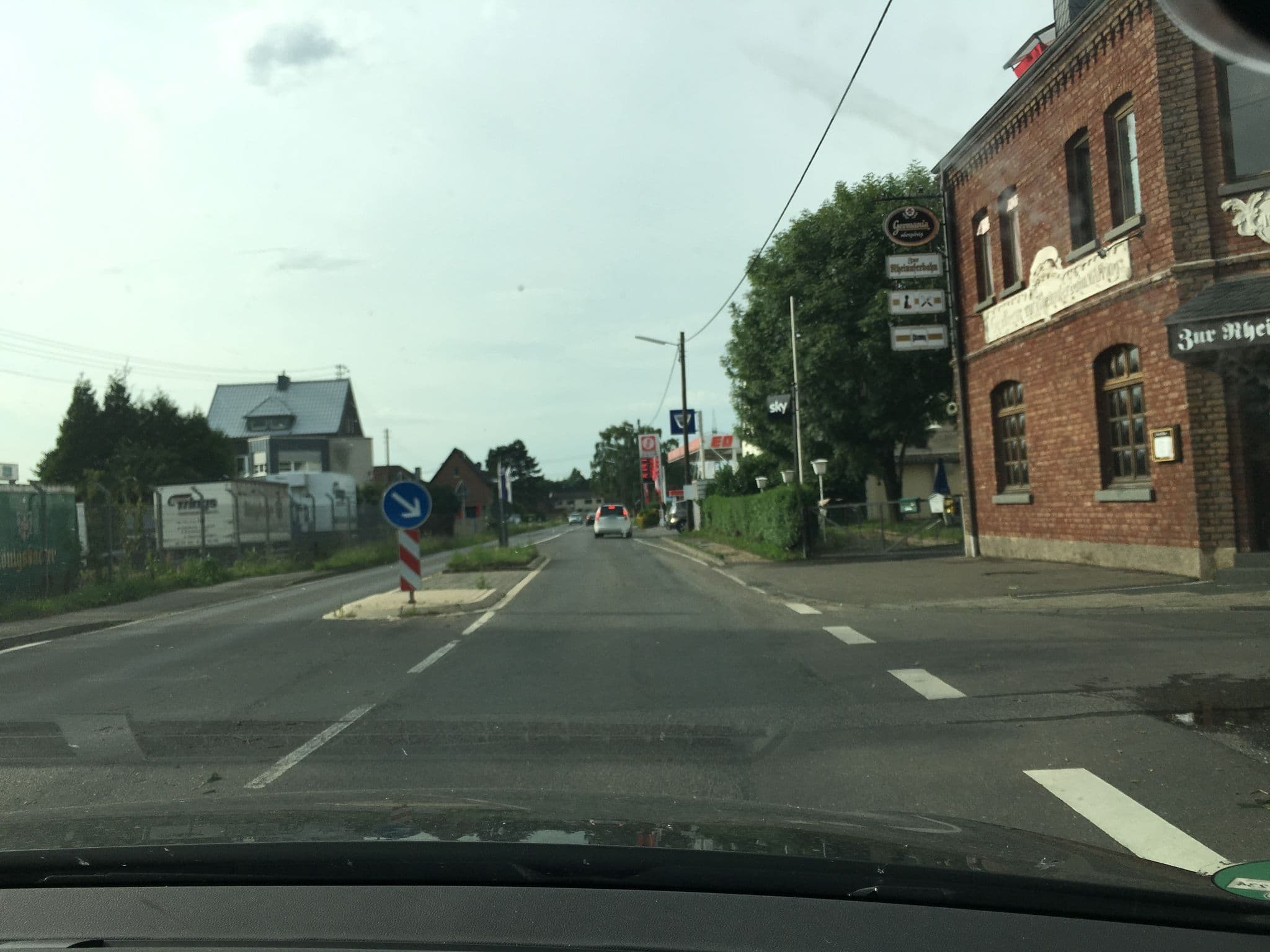 Street view near Uhlhaas Petra Gästehaus, Niederkassel — © noel (CC BY-SA · Mapillary)