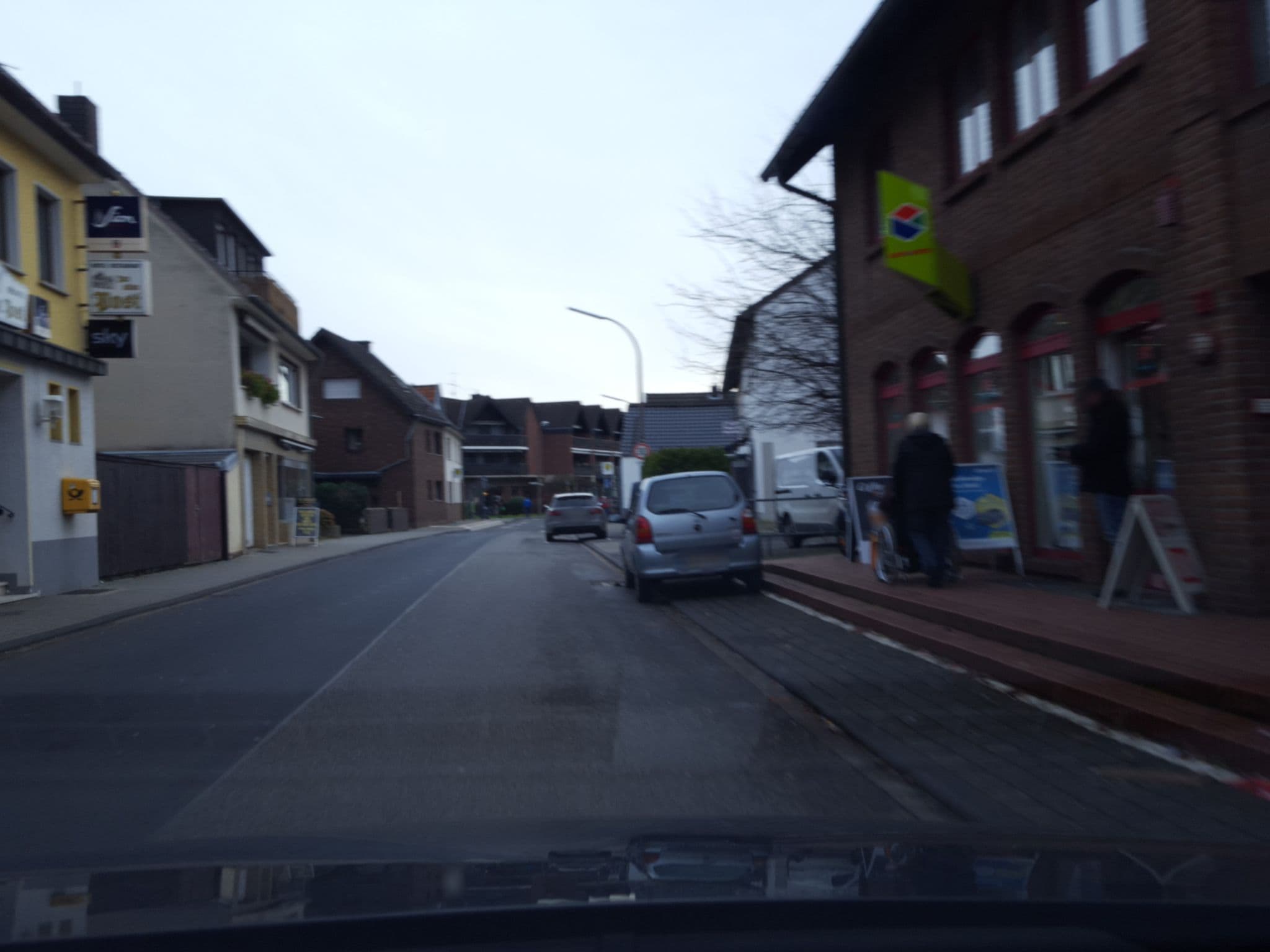 Street view near Zur alten Post, Niederkassel — © senkel (CC BY-SA · Mapillary)