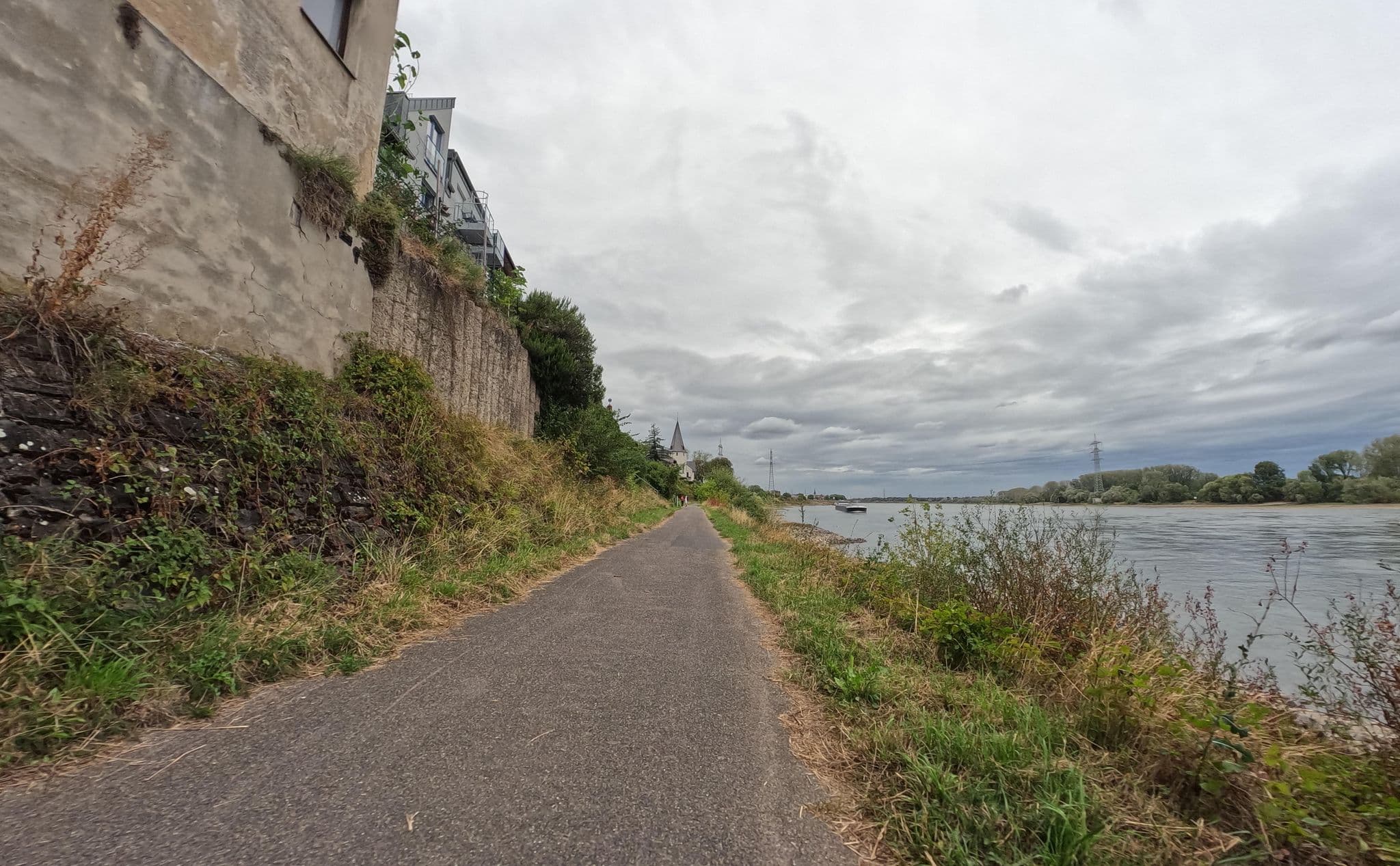 Street view near Hotel Rheinterrassen Bornheim, Niederkassel — © countzero5 (CC BY-SA · Mapillary)