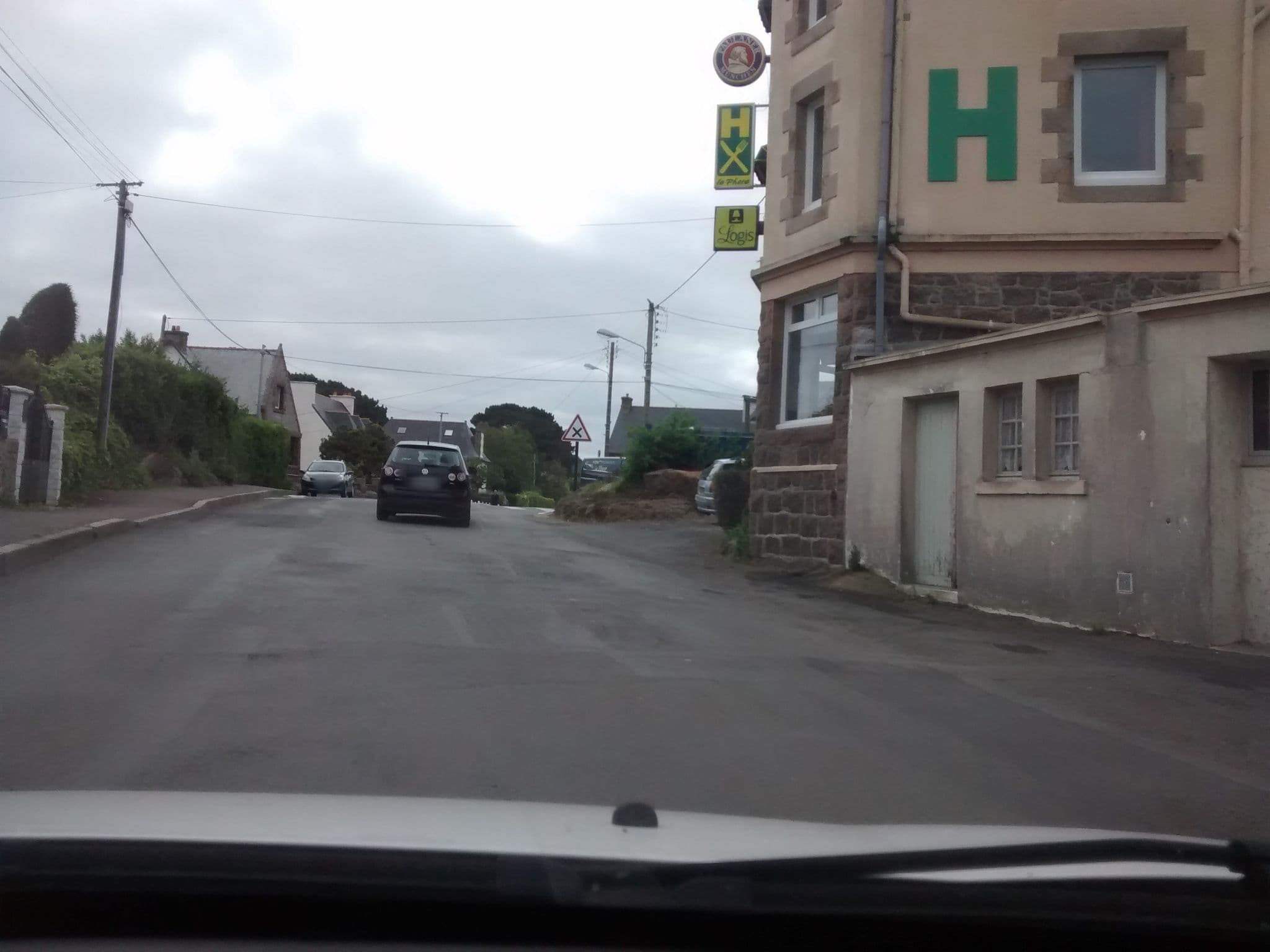 Street view near Hôtel restaurant Le Phare, Trégastel — © mgageo (CC BY-SA · Mapillary)
