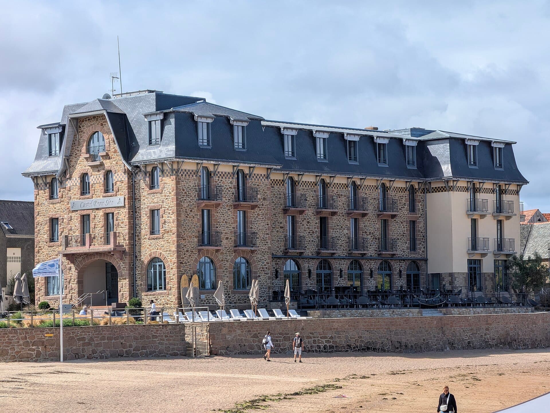 Hôtel Castel Beau Site (via Wikimedia Commons, CC0)