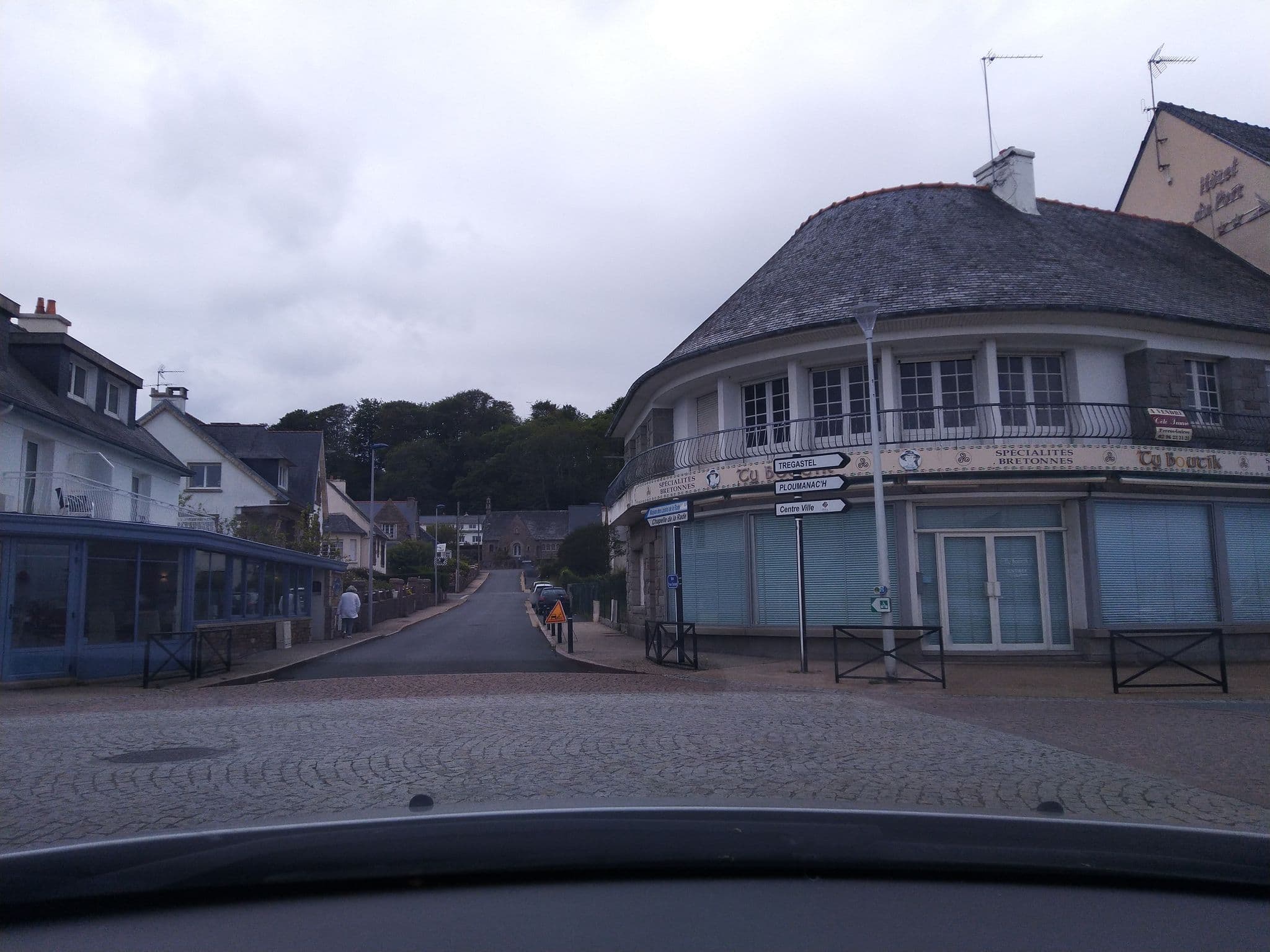 Street view near Le Survoit, Saint-Quay-Perros — © plumf (CC BY-SA · Mapillary)