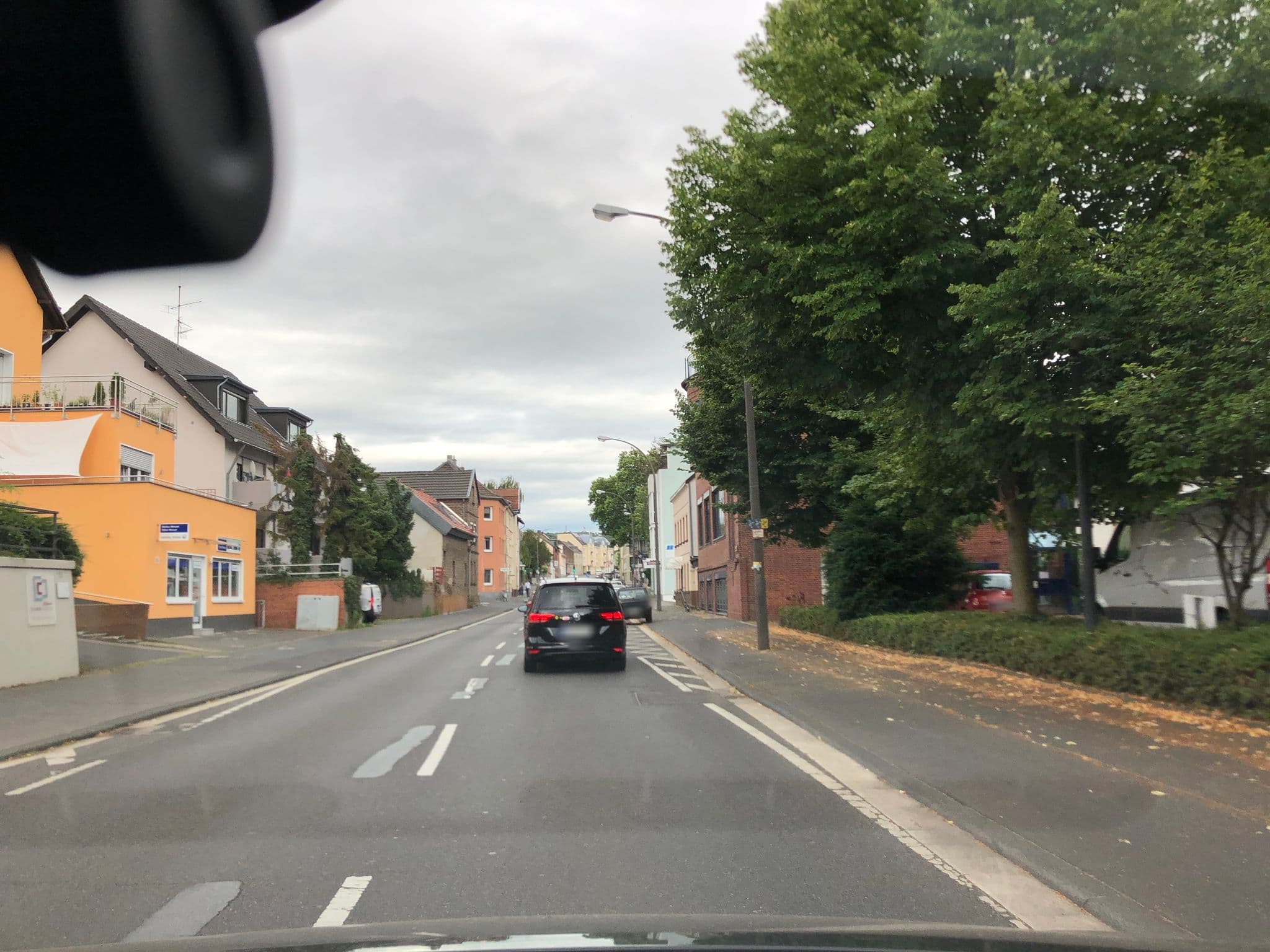 Street view near Hostel Köwi 252, Oberkassel — © dschuwa (CC BY-SA · Mapillary)