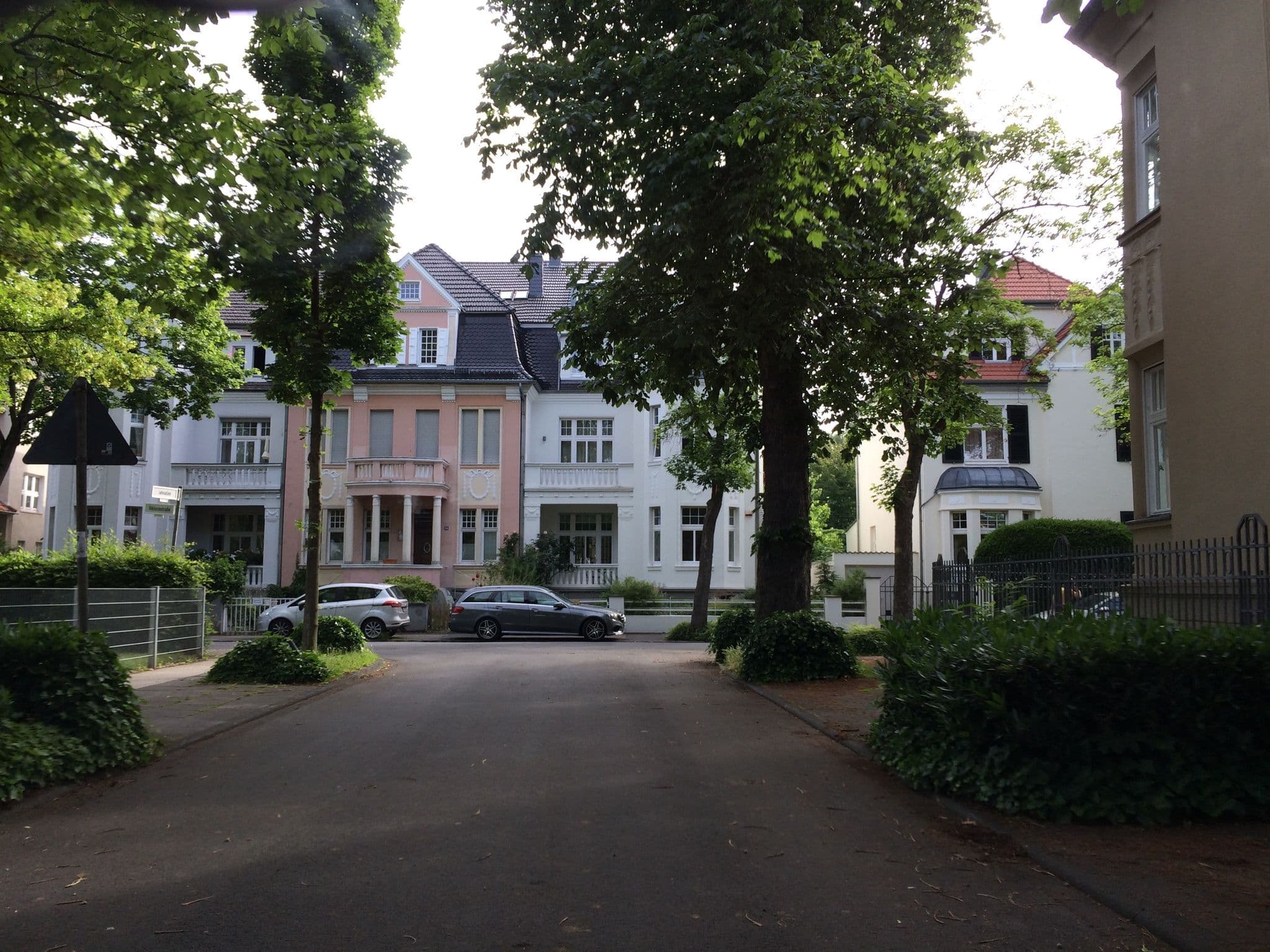 Street view near Hotel Viktoria, Friesdorf — © dschuwa (CC BY-SA · Mapillary)