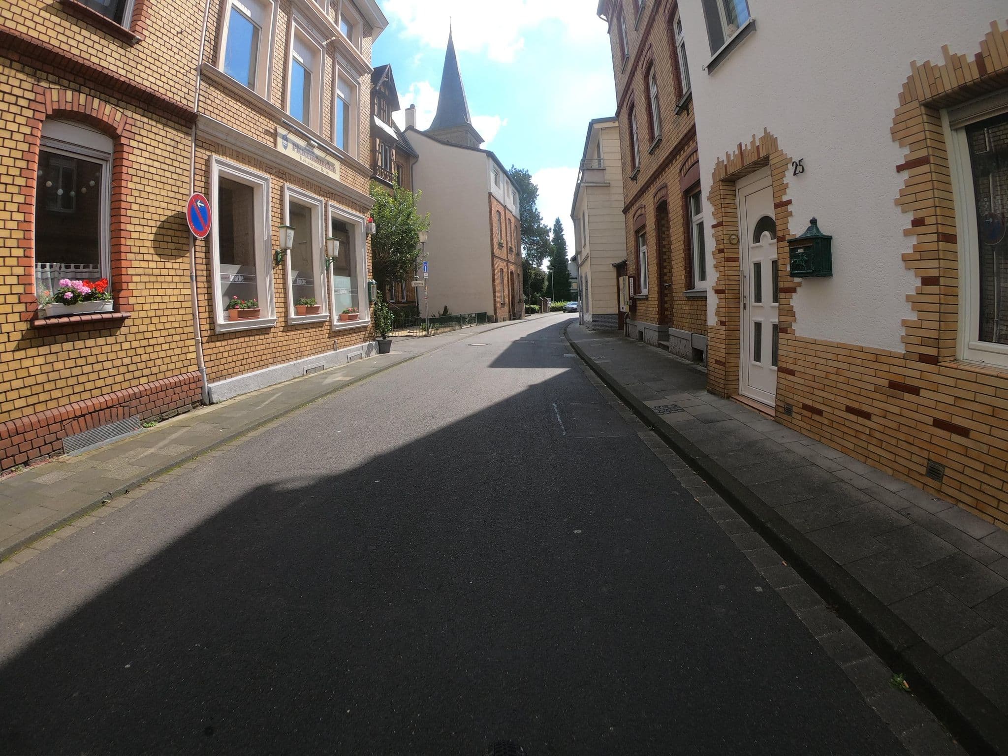 Street view near Pension Schwippert Inh. Mariette Kirwald, Königswinter — © bernd1960 (CC BY-SA · Mapillary)