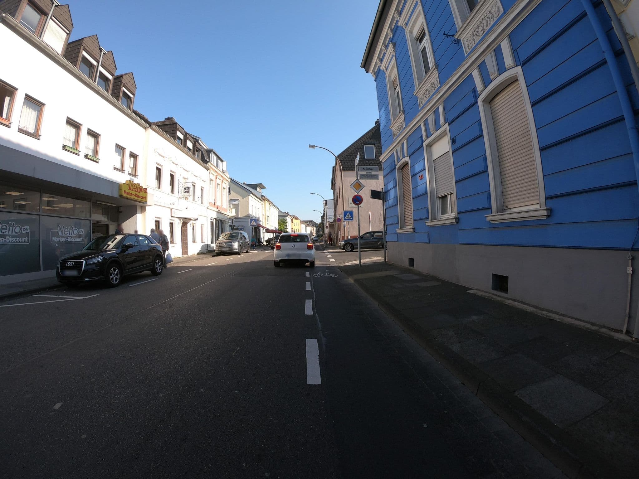 Street view near Hotel GARNI - Puetz und Gaststätte Oberkasseler Hof, Oberkassel — © bernd1960 (CC BY-SA · Mapillary)