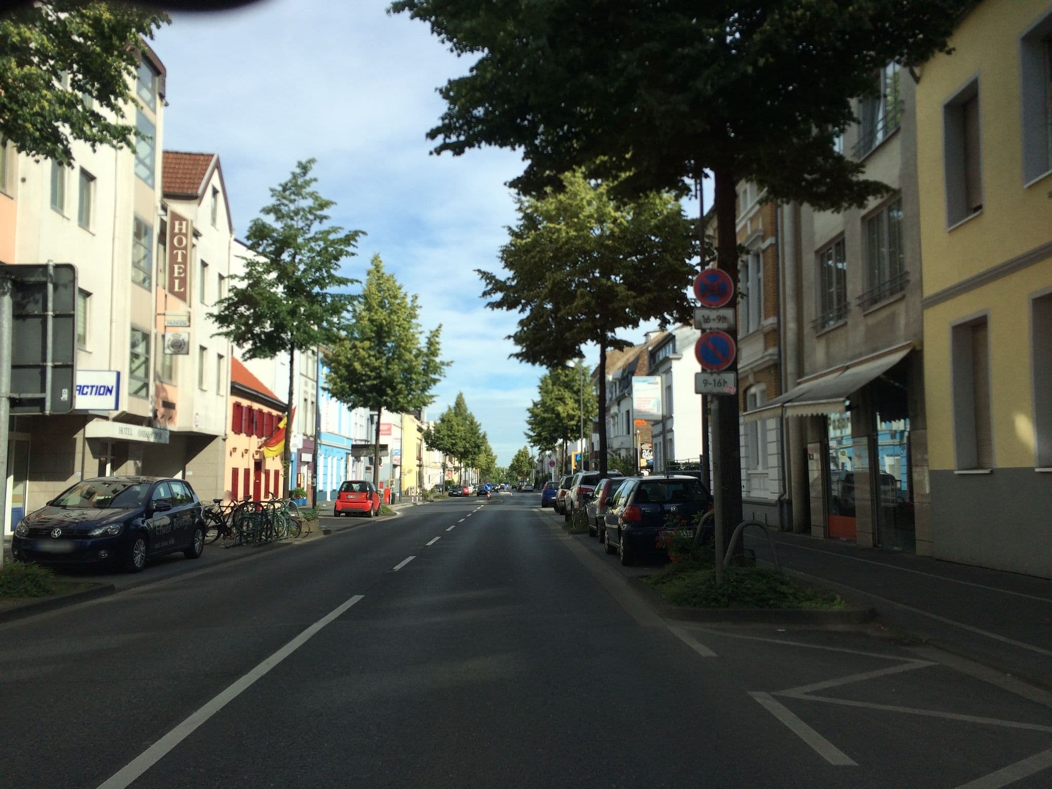 Street view near Hotel Ambassador Bonn, Friesdorf — © dschuwa (CC BY-SA · Mapillary)