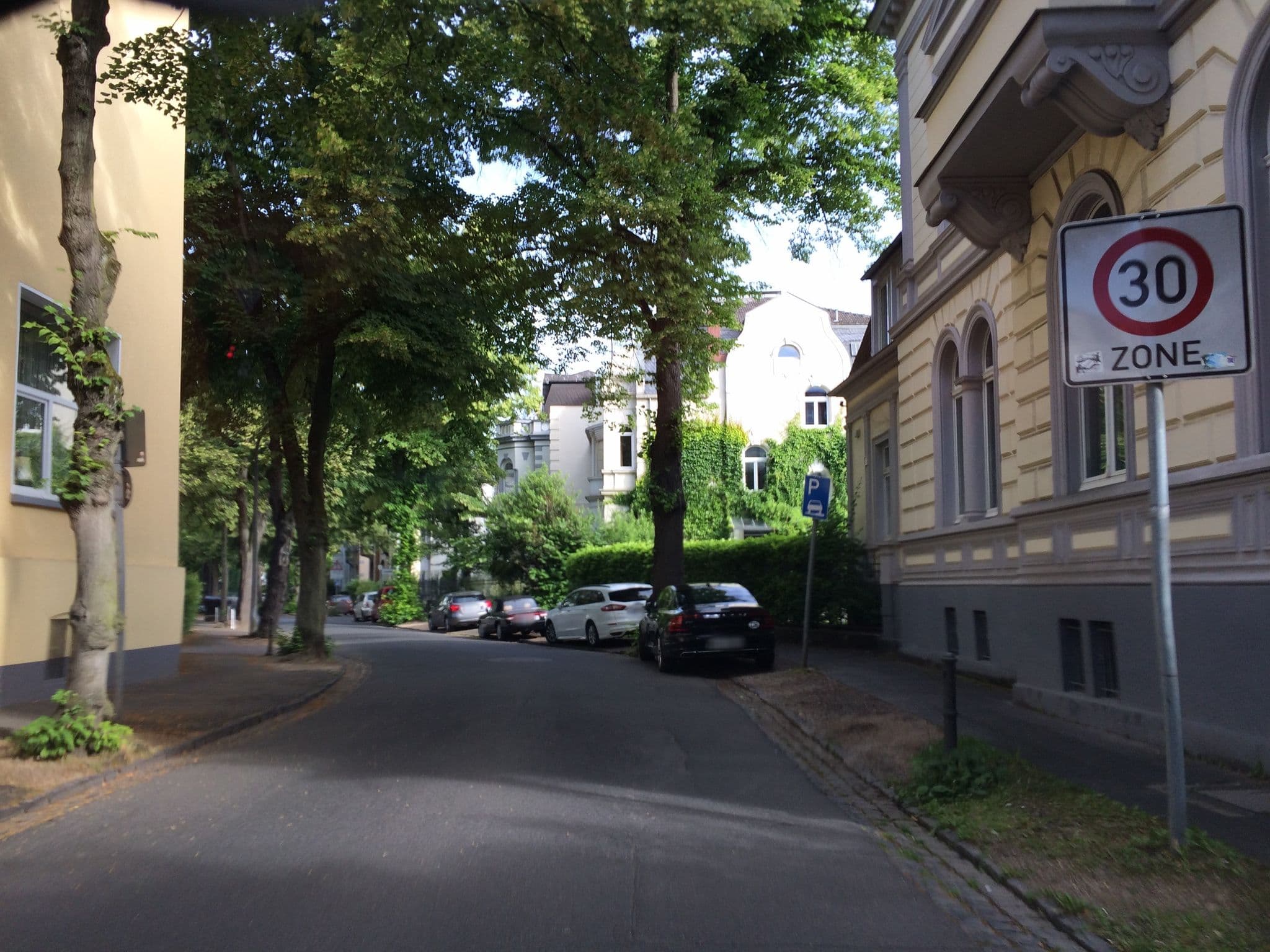 Street view near Hotel Rheinland, Königswinter — © dschuwa (CC BY-SA · Mapillary)