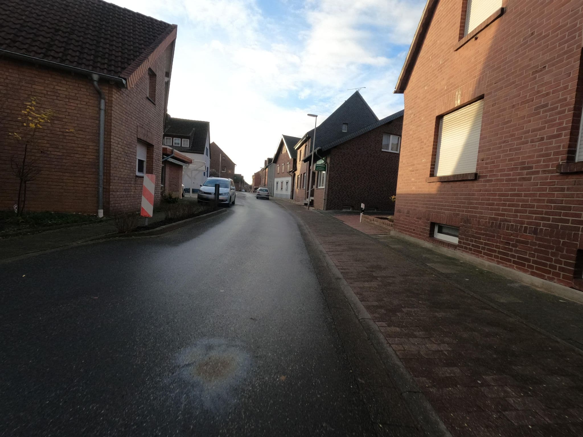 Street view near Helleweege Heidi und Karl, Heinsberg — © hektor1989 (CC BY-SA · Mapillary)