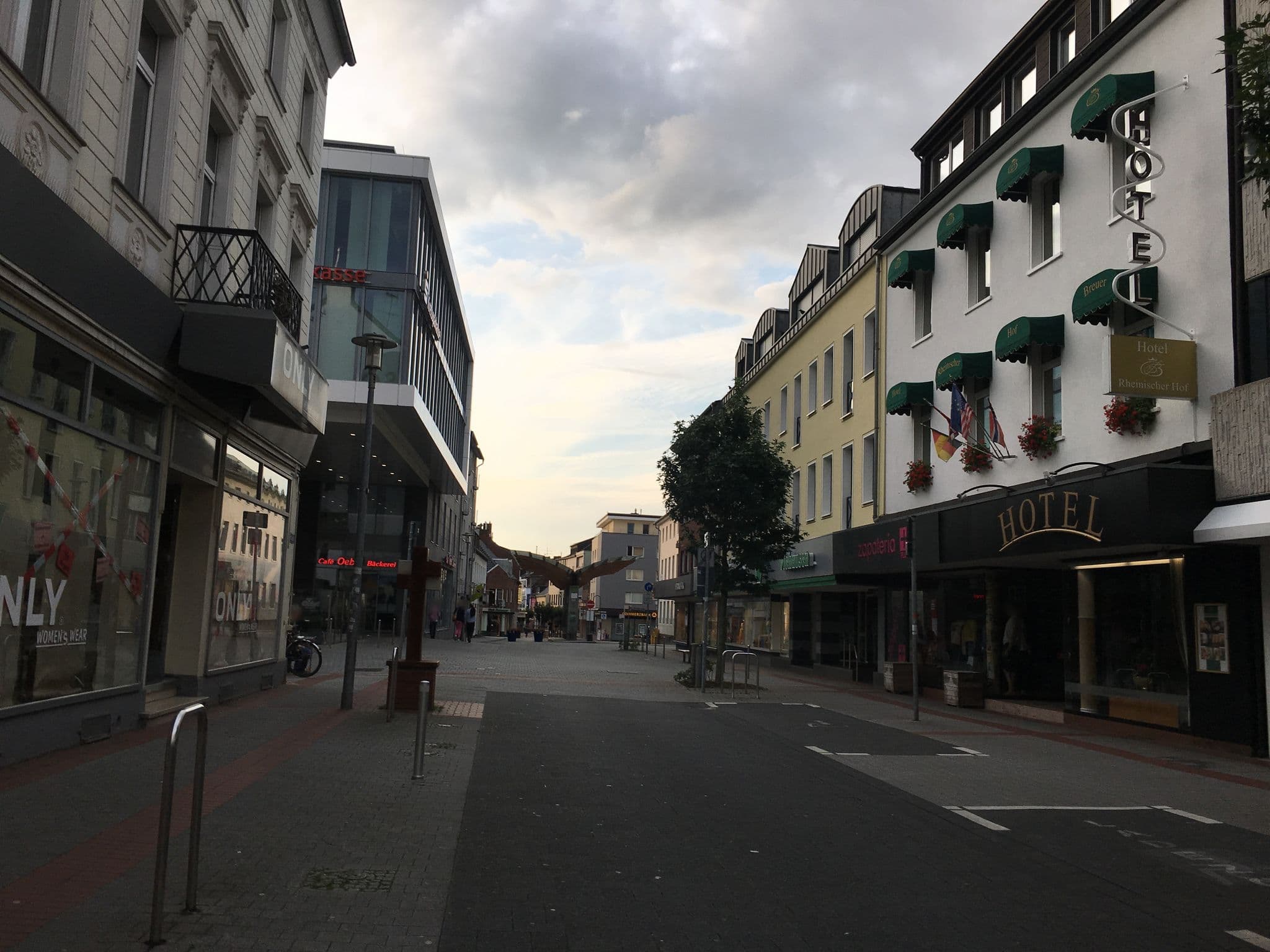 Street view near Hotel Rheinischer Hof Torsten Wink & Kathrin Elsner, Erkelenz — © descilla (CC BY-SA · Mapillary)