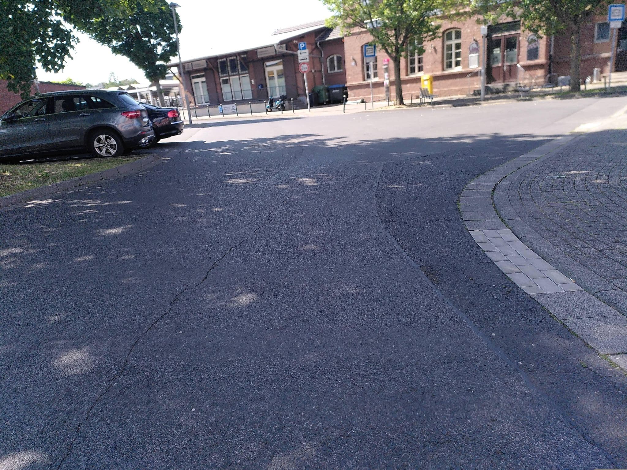 Street view near Hotel Im Dampfkesselchen, Pulheim — © thobet (CC BY-SA · Mapillary)