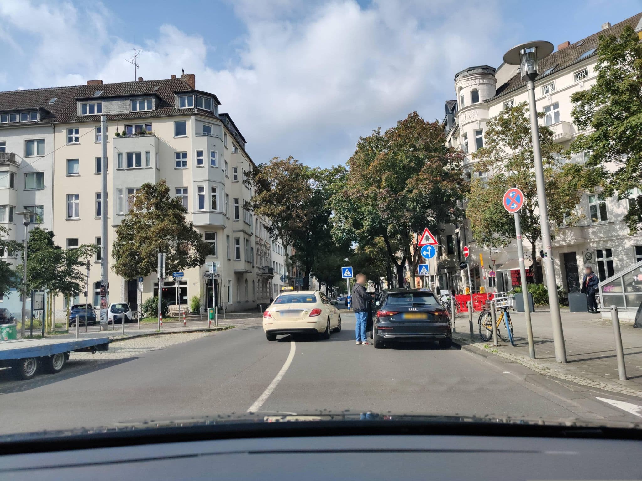 Street view near Hotel Maxim, Düsseldorf — © littlefool (CC BY-SA · Mapillary)