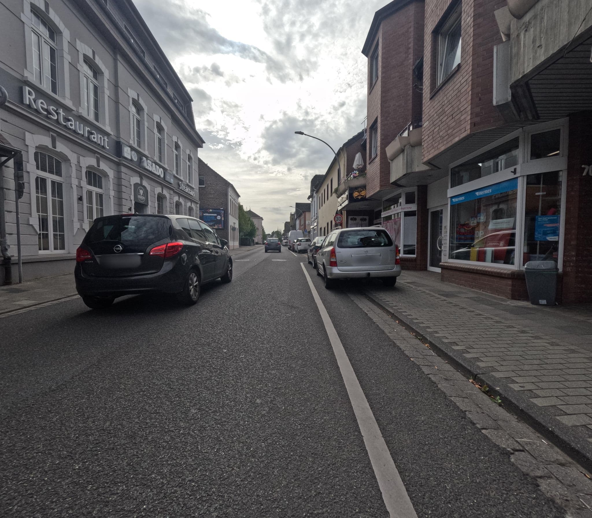 Street view near Hotel Central Restaurant El Barrio, Grevenbroich — © rempshaener (CC BY-SA · Mapillary)