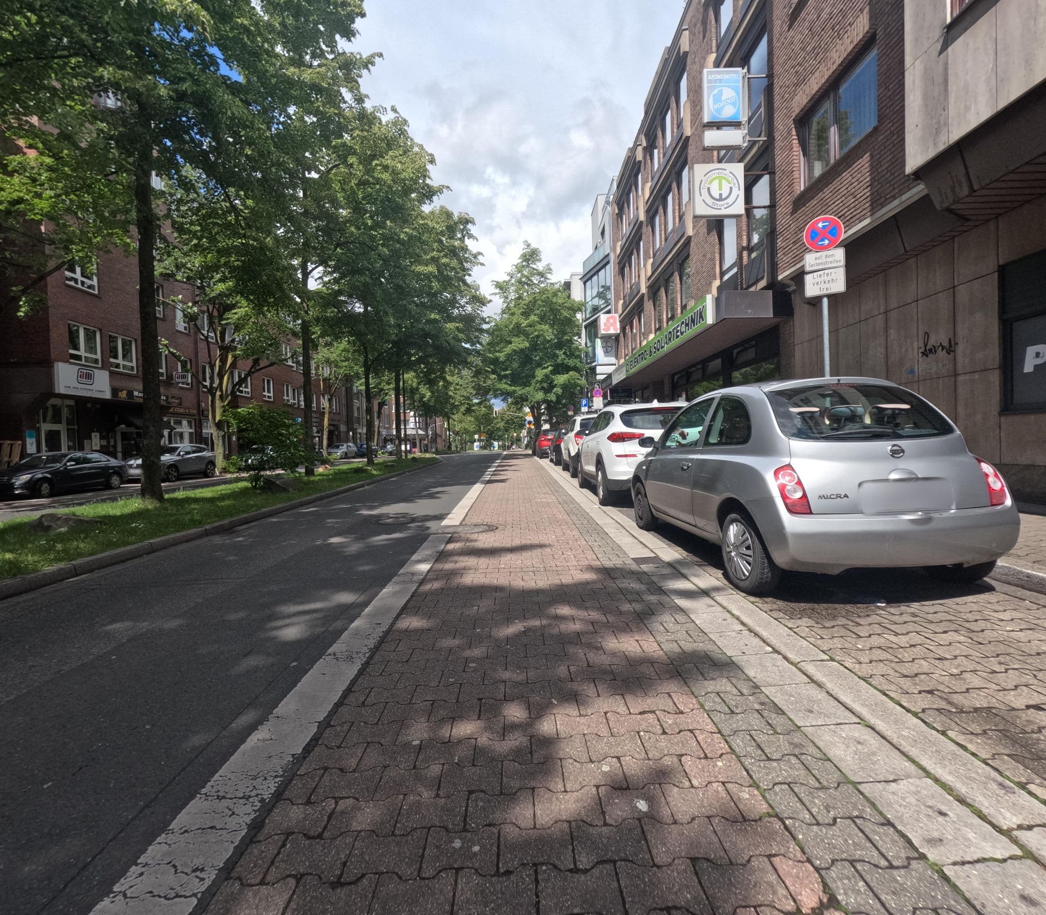 Street view near Binnewies City Hotel, Neuss — © rempshaener (CC BY-SA · Mapillary)