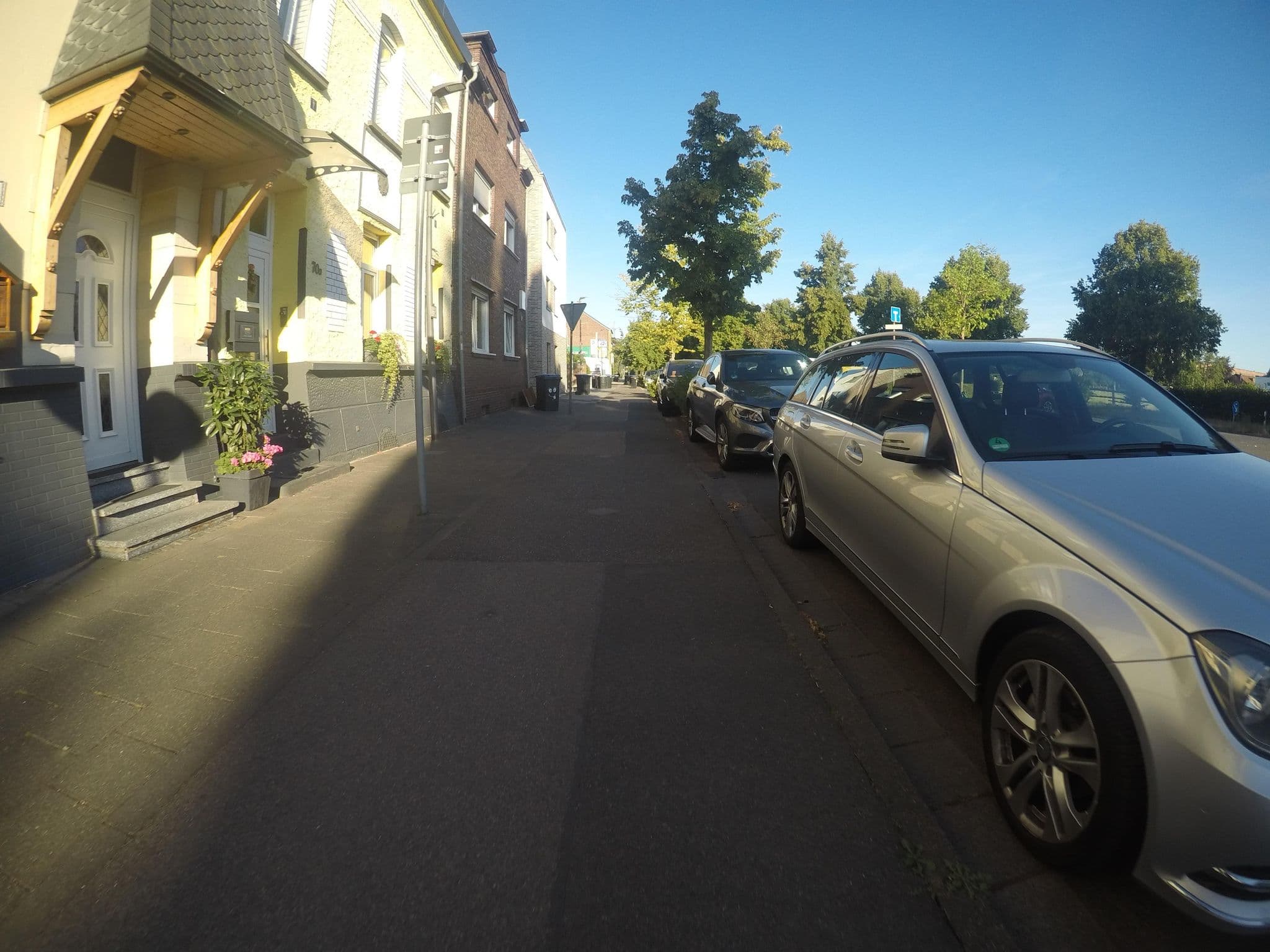 Street view near Zimmervermietung, Grevenbroich — © mfa (CC BY-SA · Mapillary)