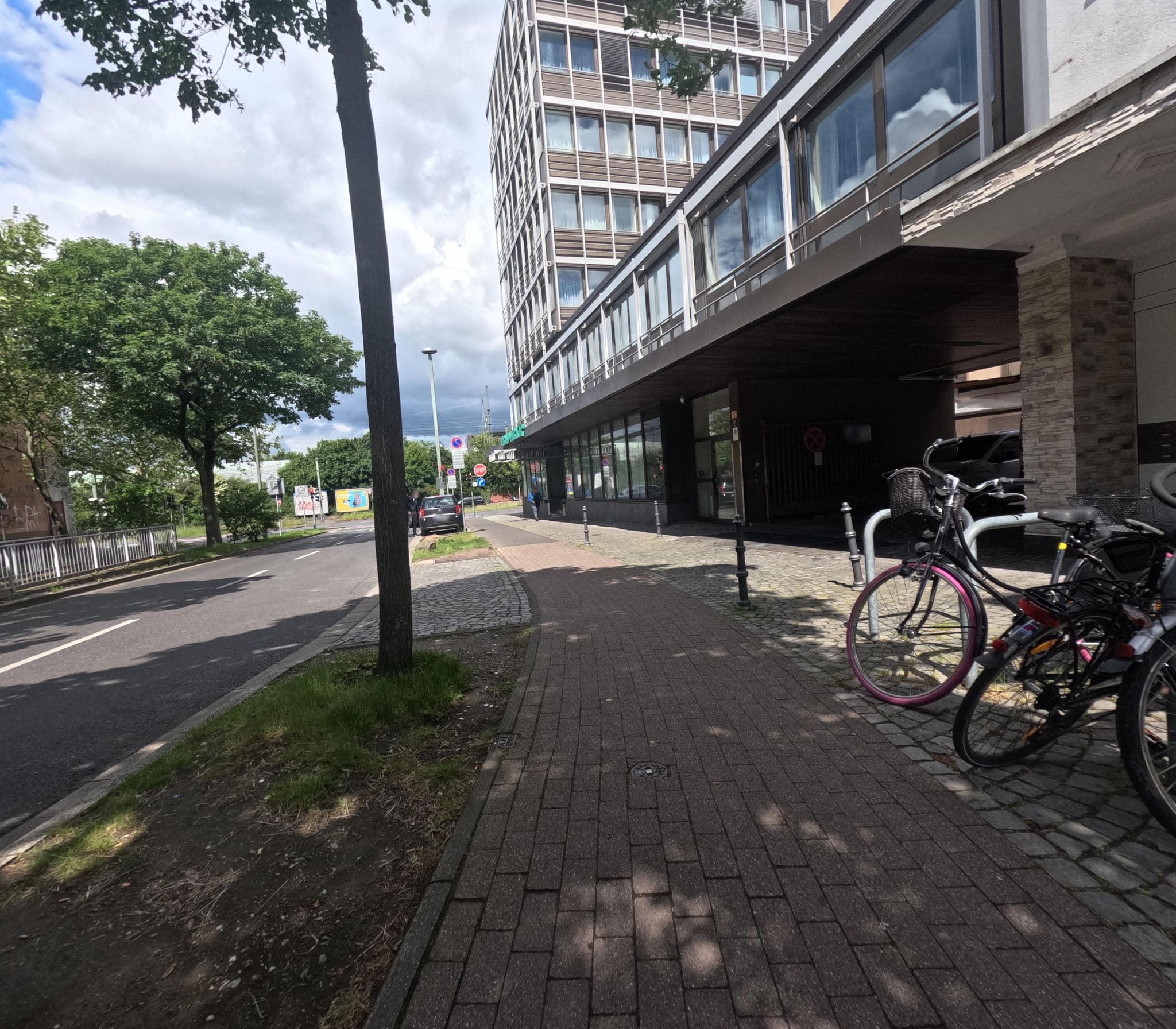 Street view near Grand Mirage Hotel Betriebsgesellschaft, Neuss — © rempshaener (CC BY-SA · Mapillary)
