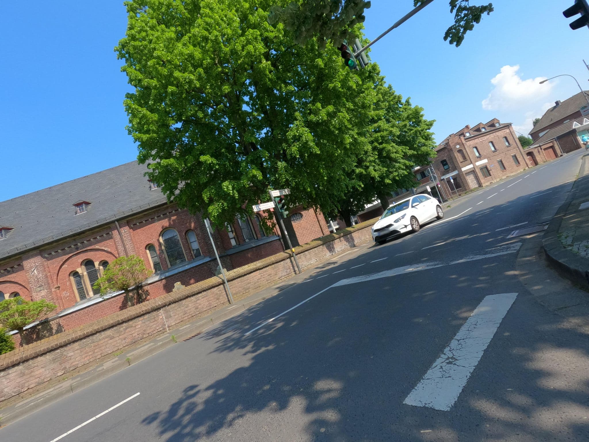 Street view near Zum guten Tröpfchen, Neubrück — © hektor1989 (CC BY-SA · Mapillary)
