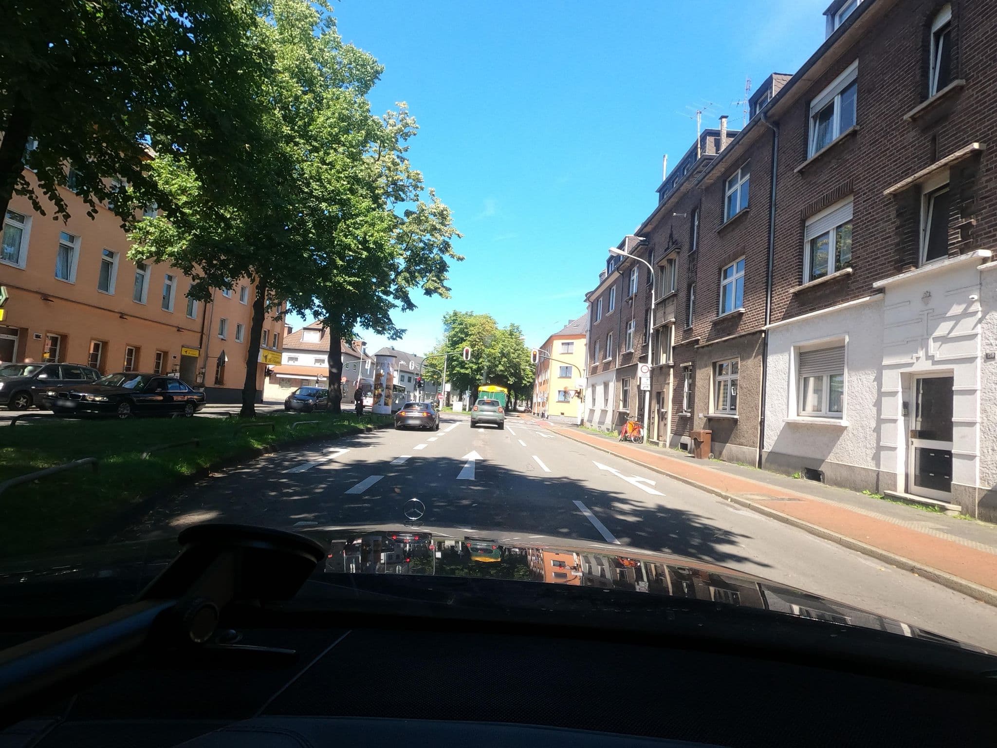 Street view near Gasthaus Montenegro, Krefeld — © saschahaberkorn (CC BY-SA · Mapillary)