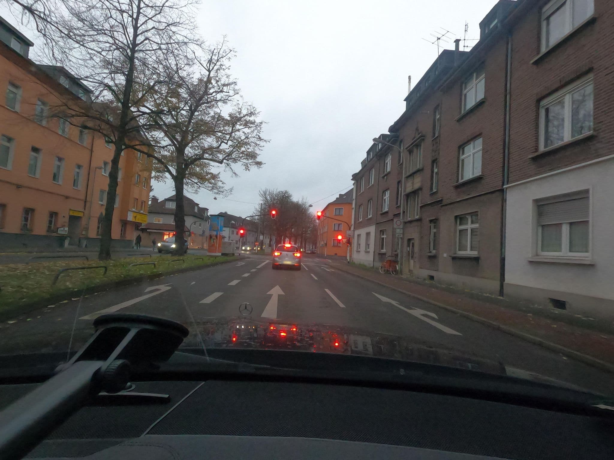Street view near Hotel Montenegro - Krefeld, Krefeld — © saschahaberkorn (CC BY-SA · Mapillary)