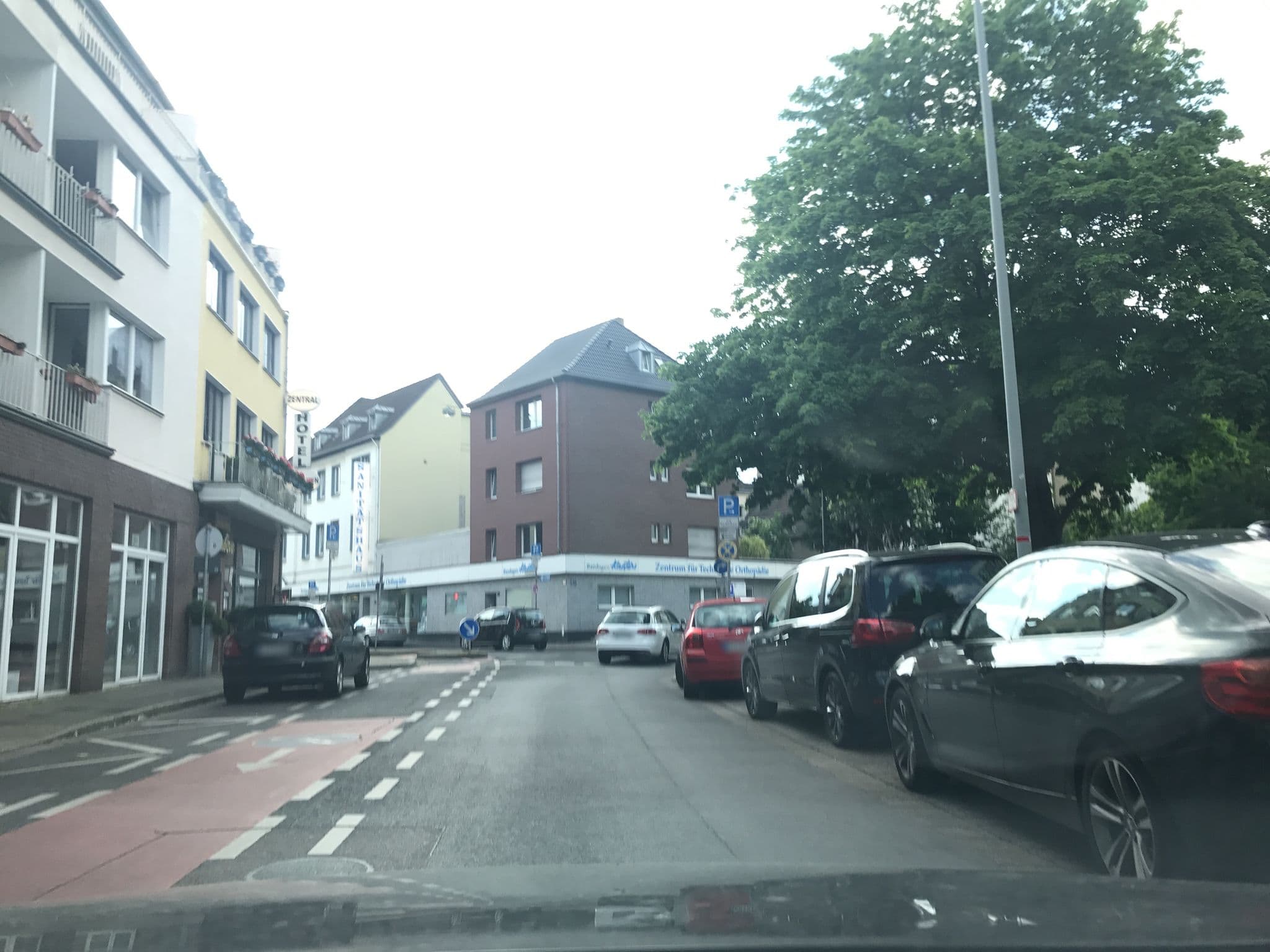 Street view near Hotel Royal, Krefeld — © saschahaberkorn (CC BY-SA · Mapillary)