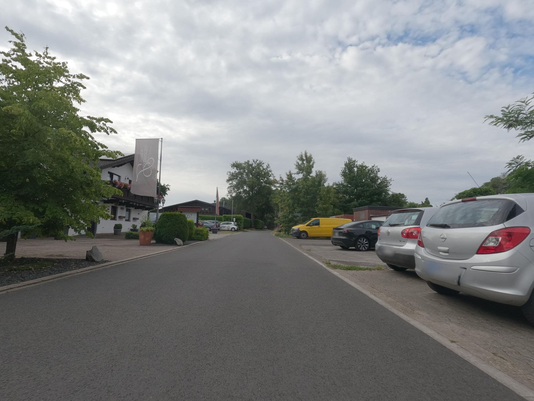 Street view near Landhotel & Reitanlage Linden, Elmpt — © hektor1989 (CC BY-SA · Mapillary)