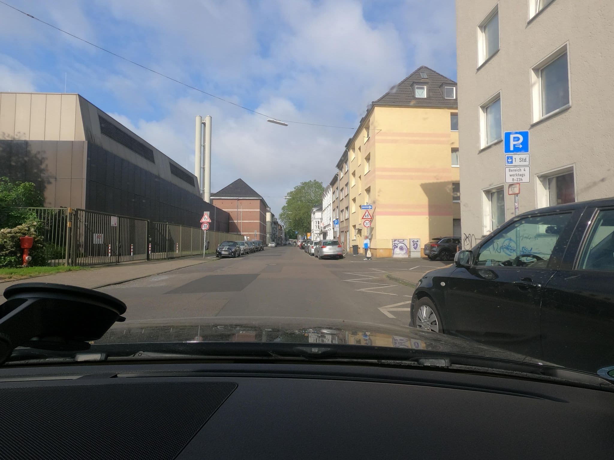 Street view near City Hotel Krefeld, Krefeld — © saschahaberkorn (CC BY-SA · Mapillary)