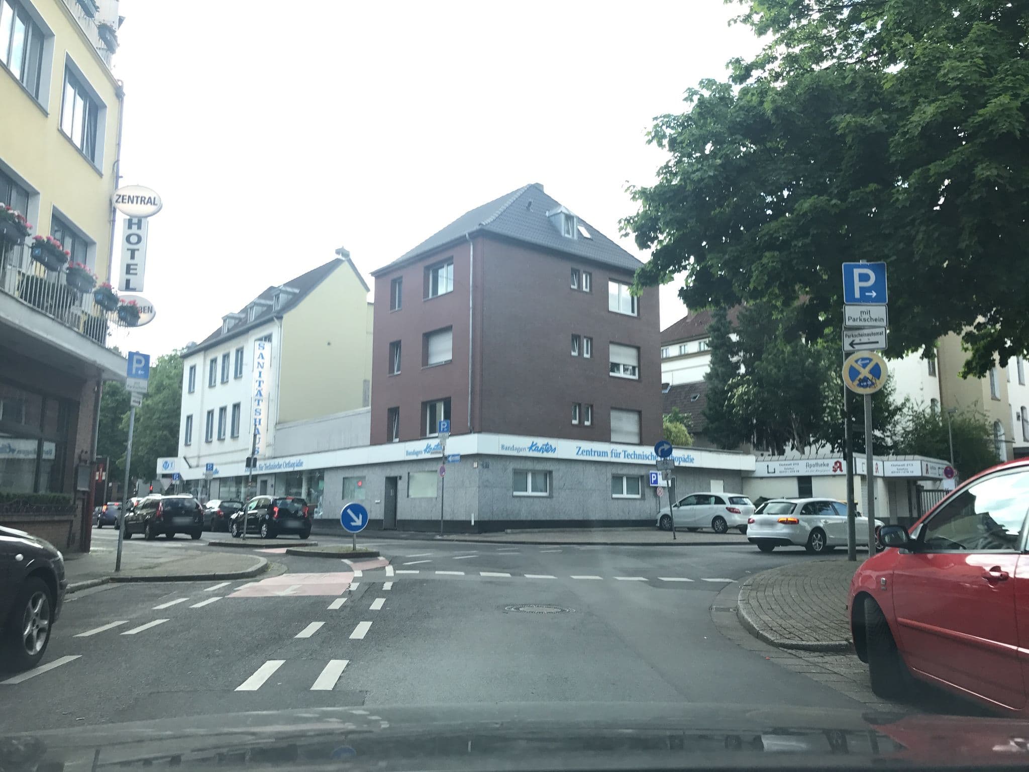 Street view near Zentral Hotel Poststuben, Krefeld — © saschahaberkorn (CC BY-SA · Mapillary)
