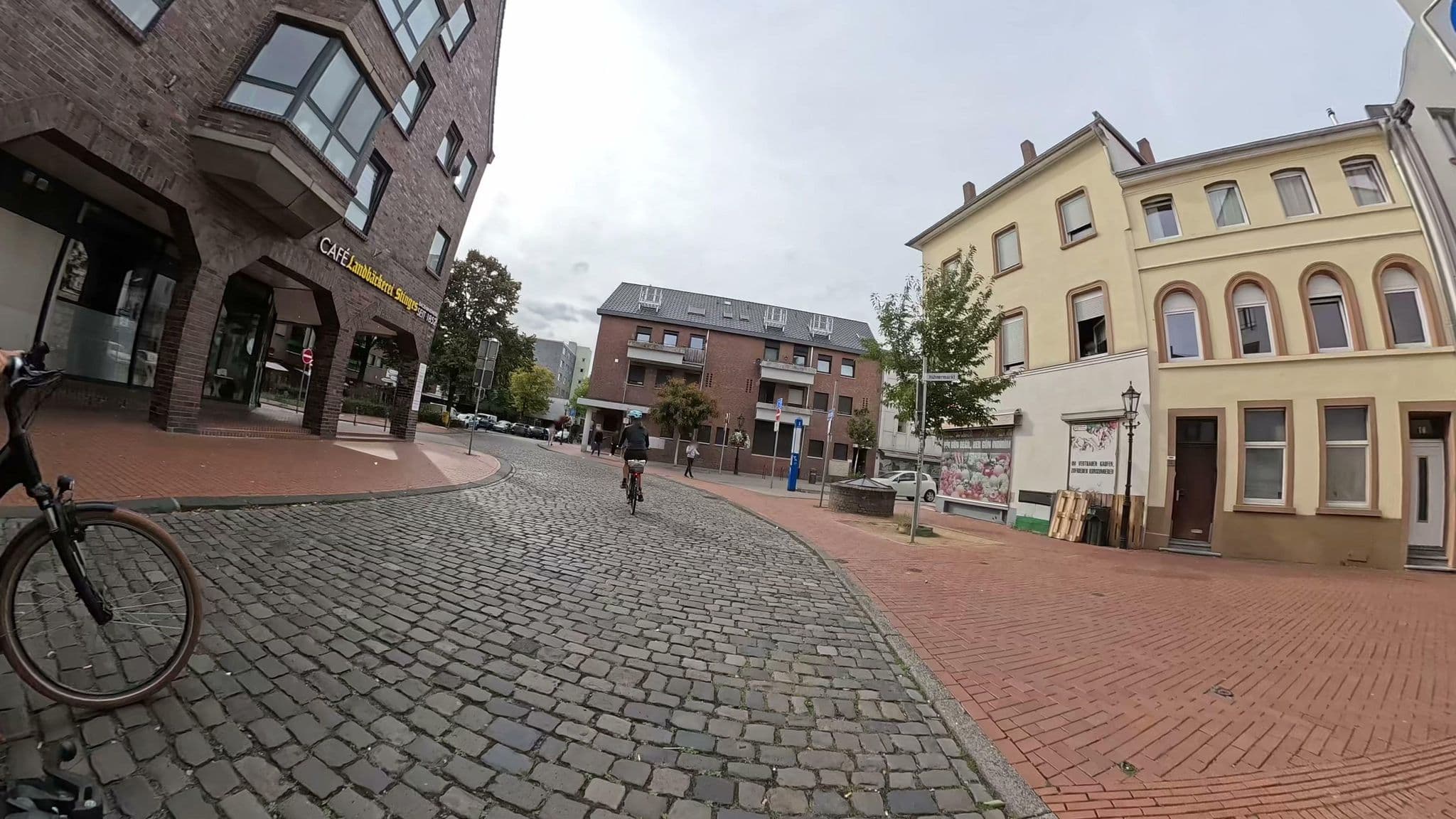 Street view near Hotel Dülkener Hof, Viersen — © simonhard (CC BY-SA · Mapillary)