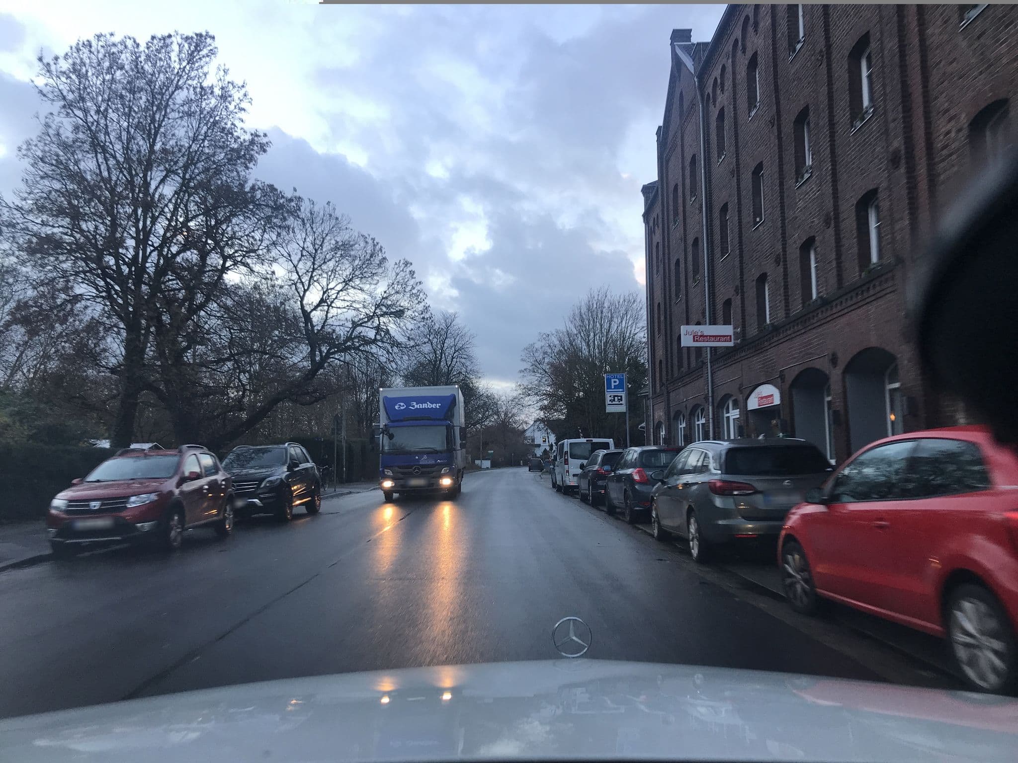 Street view near Hotel Dampfmühle, Neukirchen-Vluyn — © saschahaberkorn (CC BY-SA · Mapillary)