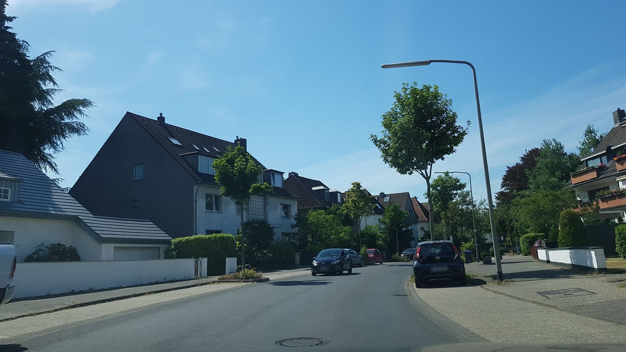 Street view near Hotel Villa Im Park Inh. Bang in Unterrath, Meerbusch — © rororo (CC BY-SA · Mapillary)