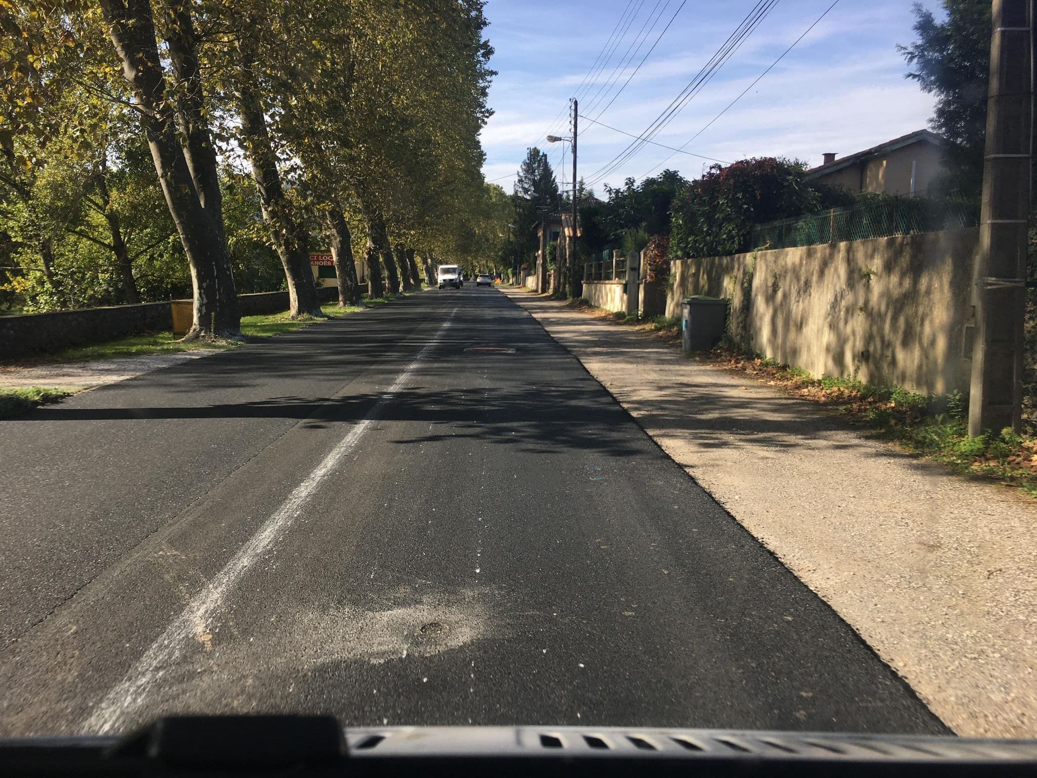 Street view near Le Parc aux Cèdres, Laroque — © raymond (CC BY-SA · Mapillary)