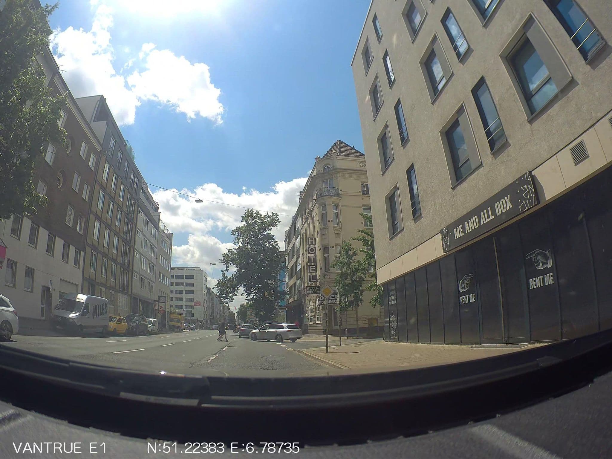 Street view near Hotel Weidenhof Düsseldorf, Düsseldorf — © hiwi234 (CC BY-SA · Mapillary)