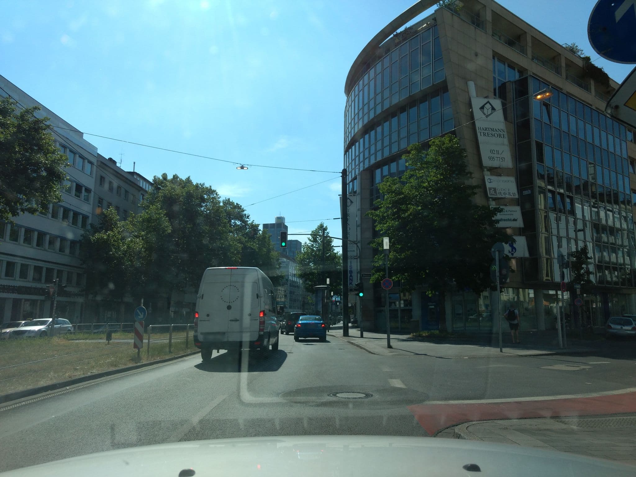 Street view near Burns Art Hotel, Düsseldorf — © miler (CC BY-SA · Mapillary)