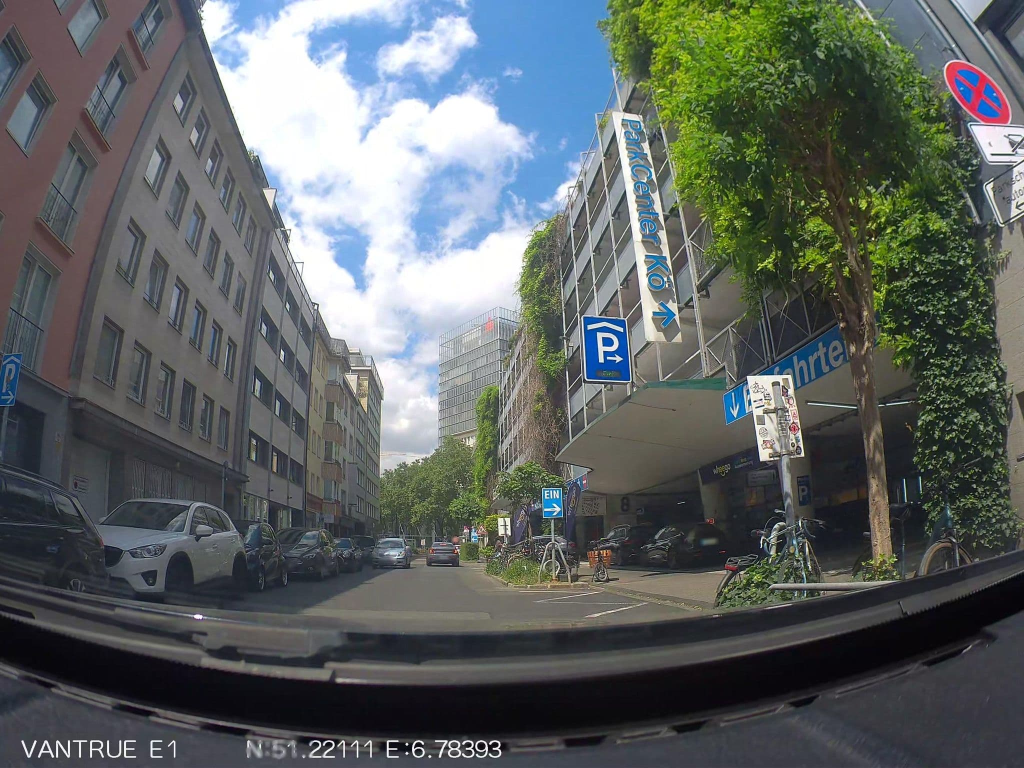 Street view near Limehome Düsseldorf, Düsseldorf — © hiwi234 (CC BY-SA · Mapillary)