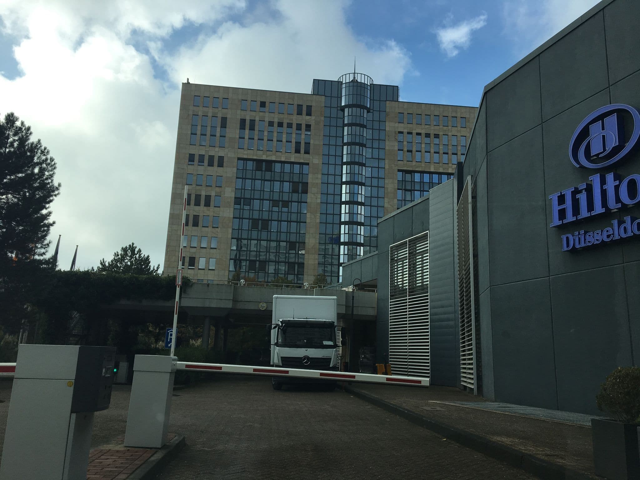 Street view near HILTON International Germany GmbH, Düsseldorf-Pempelfort — © chuck (CC BY-SA · Mapillary)